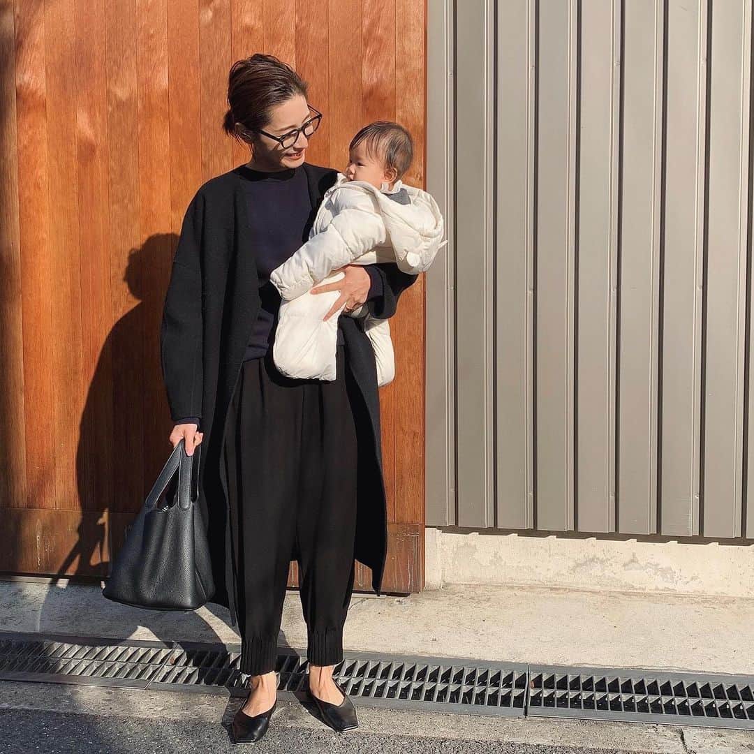 Hiromi Ｍaedaのインスタグラム：「今週はまた寒い日が続きそう⛄️❄︎ ・ 早く暖かくな〜れ♡ ・ ・ 去年買った @lohen__official のパンツ 裾のデザインが可愛くてお気に入り✨♡ ・ ・ outer @adore_jp tops @uniqlo pants @lohen__official」