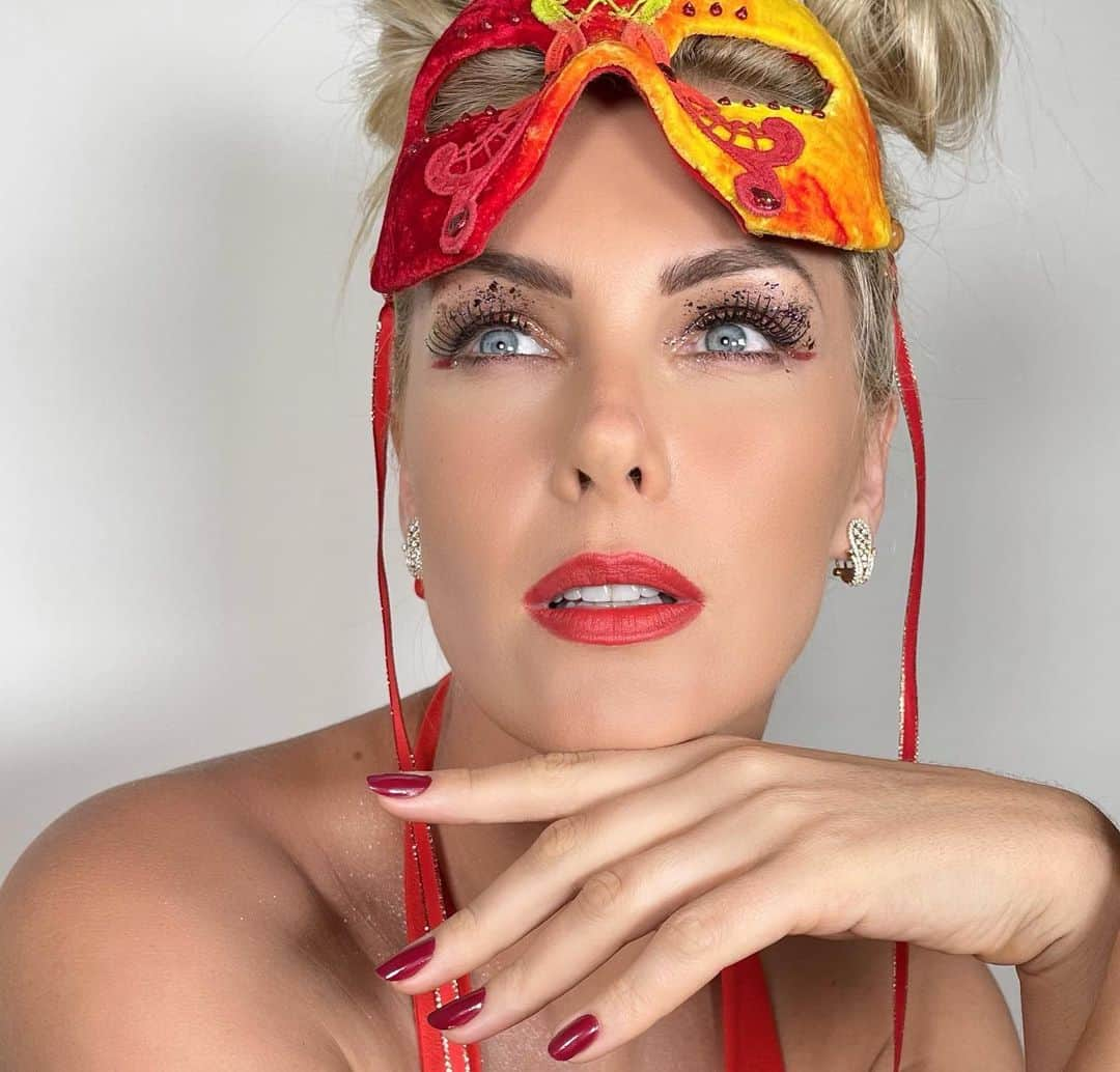 Ana Hickmannさんのインスタグラム写真 - (Ana HickmannInstagram)「Ô abre alas que eu quero passar!! 🙃🎉 Que a alegria, amor e folia permaneçam sempre em todos os corações. 💛 Feliz Carnaval!!! Arraste o sofá, coloque uma música e comemore a vida!! 🥰 E que em 2022 essa linda festa seja como sempre foi, que ela volte com tudo!!! 🙌🏻   Batom Matte Ana 💄💋  #anahickmannbeauty #anahickmannmakeup #carnaval #batomvermelho」2月16日 21時28分 - ahickmann