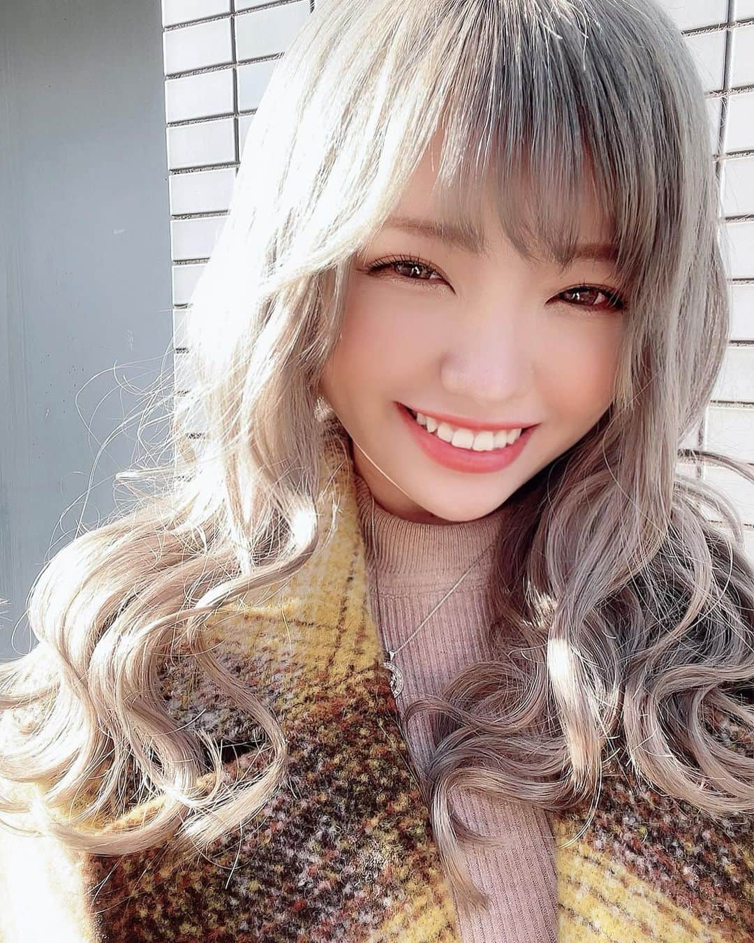 みきでりさんのインスタグラム写真 - (みきでりInstagram)「new silver hair color♥︎ thanks @sakusaku0321 ＆ @pullexte_official !!!!  新しい髪色〜💛✨✨ 独特な色味で新鮮だし可愛い₍ᐢ｡•༝•｡ᐢ₎  さくらさんいつもありがとうございます🌸  #プルエクステ#エクステ#ロング#ロングヘア#ハイトーン#ハイトーンカラー#ブリーチ#ブリーチカラー #シルバー#シルバーアッシュ #ブリーチオンカラー #金髪#銀髪#ヘアカラー#ヘアスタイル#ヘアセット#美容院#美容室#美容#ヘアメンテ」2月16日 21時28分 - mikidelicious