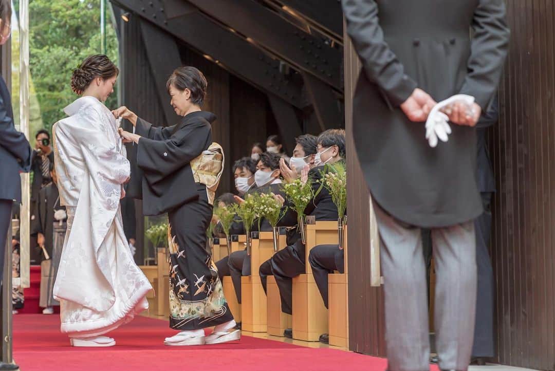 迎賓館さんのインスタグラム写真 - (迎賓館Instagram)「今までの人生を 振り返りながら 家族とともに 今日という日に すすむ　#バージンロード 2つの家族がひとつに . @geihinkan1970  #万博迎賓館  #風詩の教会 #和装人前式 #森の中の結婚式 #白無垢 #結婚式をしよう」2月16日 21時29分 - geihinkan1970