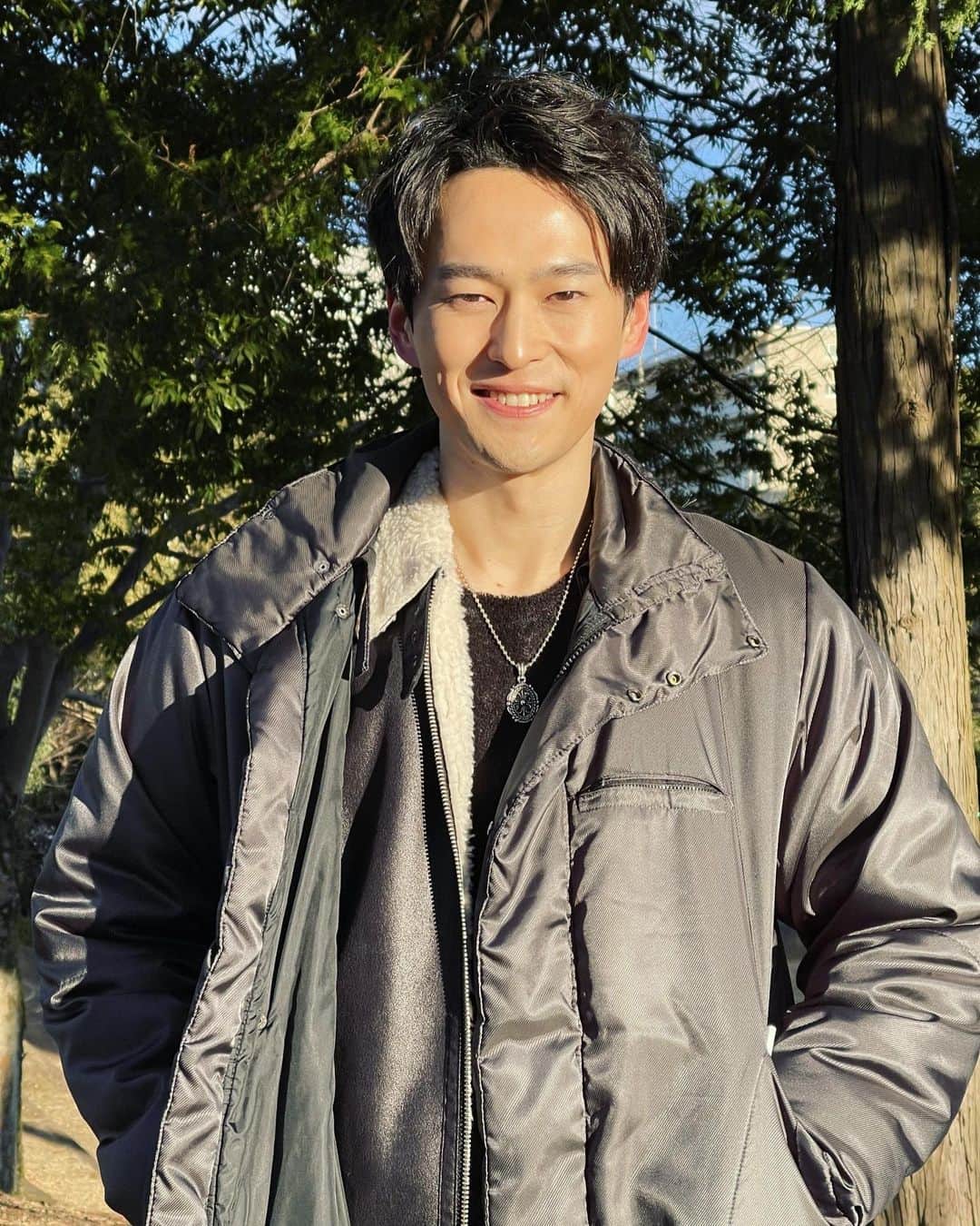 レッドアイズ 監視捜査班さんのインスタグラム写真 - (レッドアイズ 監視捜査班Instagram)「＼#レッドアイズ 👁👁オフショット📸／  第4話に登場❗️神流川兄弟の手下😈 植木役を演じた #山本直寛 さん👍  本編では怖〜いお芝居が 多かったのですが…😅💦  木漏れ日が差し込む中で…🌞 緑をバックに…🌲🌿 オフショはとびきり爽やかな笑顔😂✨  #植木はシュッとした悪役 #実はファッショナブル  ＿＿＿＿＿＿＿＿＿＿＿＿＿＿＿＿ 　#レッドアイズ 監視捜査班 📹 　　　2021年2月20日(土) 　　EP.05 🟥 𝗦 𝗧 𝗔 𝗥 𝗧 🟥 ￣￣￣￣￣￣￣￣￣￣￣￣￣￣￣￣ 出演：#亀梨和也 　　　#松下奈緒 　　　#趣里 　　　#シシドカフカ 　　　#松村北斗(#SixTONES) 　　 　　　#木村祐一」2月16日 21時31分 - redeyes_ntv