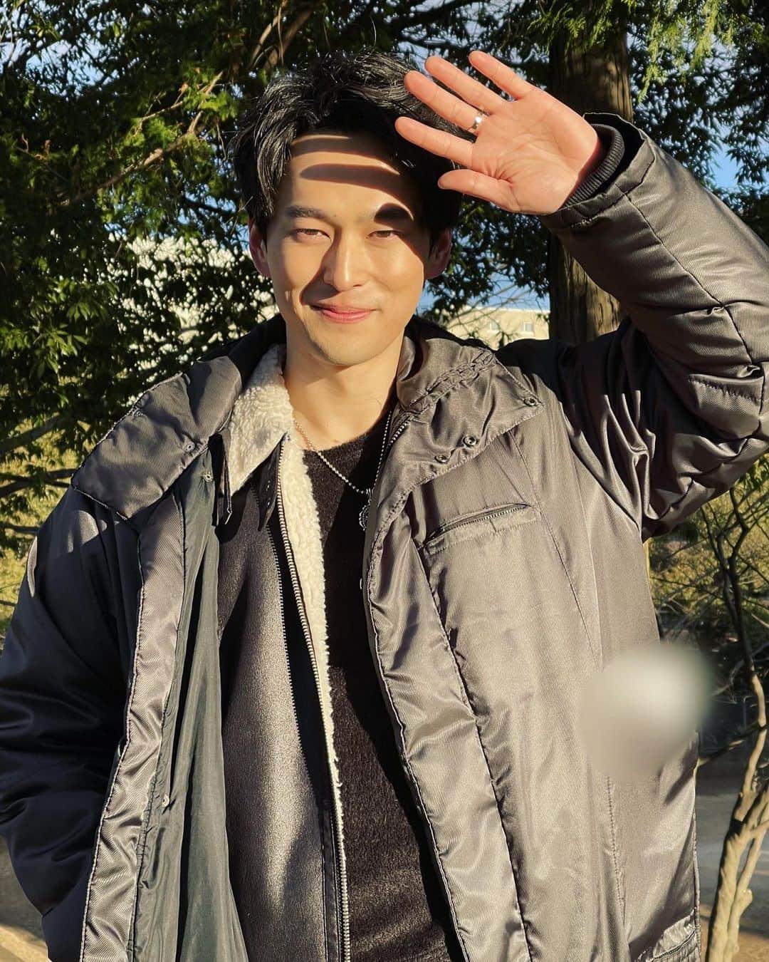 レッドアイズ 監視捜査班さんのインスタグラム写真 - (レッドアイズ 監視捜査班Instagram)「＼#レッドアイズ 👁👁オフショット📸／  第4話に登場❗️神流川兄弟の手下😈 植木役を演じた #山本直寛 さん👍  本編では怖〜いお芝居が 多かったのですが…😅💦  木漏れ日が差し込む中で…🌞 緑をバックに…🌲🌿 オフショはとびきり爽やかな笑顔😂✨  #植木はシュッとした悪役 #実はファッショナブル  ＿＿＿＿＿＿＿＿＿＿＿＿＿＿＿＿ 　#レッドアイズ 監視捜査班 📹 　　　2021年2月20日(土) 　　EP.05 🟥 𝗦 𝗧 𝗔 𝗥 𝗧 🟥 ￣￣￣￣￣￣￣￣￣￣￣￣￣￣￣￣ 出演：#亀梨和也 　　　#松下奈緒 　　　#趣里 　　　#シシドカフカ 　　　#松村北斗(#SixTONES) 　　 　　　#木村祐一」2月16日 21時31分 - redeyes_ntv