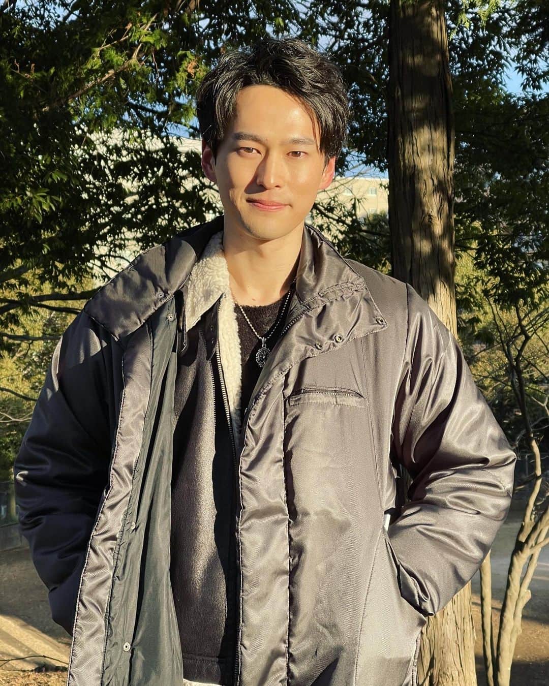 レッドアイズ 監視捜査班さんのインスタグラム写真 - (レッドアイズ 監視捜査班Instagram)「＼#レッドアイズ 👁👁オフショット📸／  第4話に登場❗️神流川兄弟の手下😈 植木役を演じた #山本直寛 さん👍  本編では怖〜いお芝居が 多かったのですが…😅💦  木漏れ日が差し込む中で…🌞 緑をバックに…🌲🌿 オフショはとびきり爽やかな笑顔😂✨  #植木はシュッとした悪役 #実はファッショナブル  ＿＿＿＿＿＿＿＿＿＿＿＿＿＿＿＿ 　#レッドアイズ 監視捜査班 📹 　　　2021年2月20日(土) 　　EP.05 🟥 𝗦 𝗧 𝗔 𝗥 𝗧 🟥 ￣￣￣￣￣￣￣￣￣￣￣￣￣￣￣￣ 出演：#亀梨和也 　　　#松下奈緒 　　　#趣里 　　　#シシドカフカ 　　　#松村北斗(#SixTONES) 　　 　　　#木村祐一」2月16日 21時31分 - redeyes_ntv