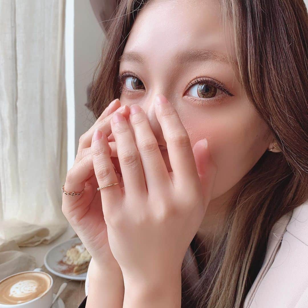 いっちゃん/嶋津 いつみのインスタグラム：「. . よく聞かれるけど 私のまつ毛はパリジェンヌラッシュリフトです💜 . . . まつ毛のセパレート感みて！w 韓国アイドルのまつ毛目指してるから まつ毛メイクにはめっちゃこだわるんやけど パリジェンヌラッシュリフトしてたら ぎゅいーんって上がって 下がってこんから メイクも時短になるよ🐯💚 . . . . 私は @anne__serina  ちゃんに お願いしてます🥳 . . . . .  #関西  #関西サロモ  #サロンモデル #サロモ #いっちゃん  #フリーモデル #関西モデル  #あざといっちゃん #かわいっちゃん #いっちゃんコーデ  #ブライダルモデル #アレンジモデル #ヘアカラー  #ヘアアレンジ #くしゃ顔  #치맥  #좋아요환영 #소통환영 #팔로우환영 #팔로미 #인친환영 #친구해요 #셀카 #셀피」
