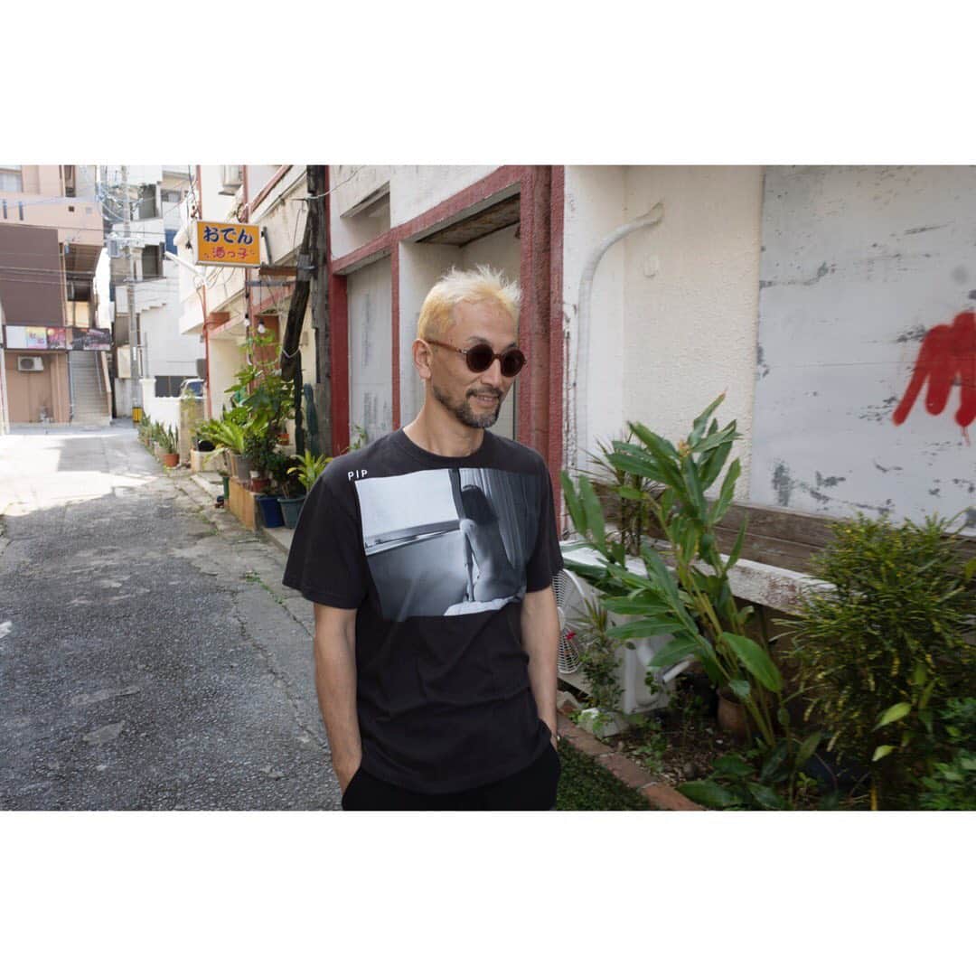 藤代冥砂さんのインスタグラム写真 - (藤代冥砂Instagram)「普天間の街を歩きつつ、photo-TブランドPIPの撮影。 半袖日和な沖縄だった。  金曜日には発売できるといいな。 趣味のTシャツ屋さんなので、ほんのちょっとしか作らないけど、カッコいいのできてる。  #meisafujishiropip」2月16日 21時32分 - meisafujishiro