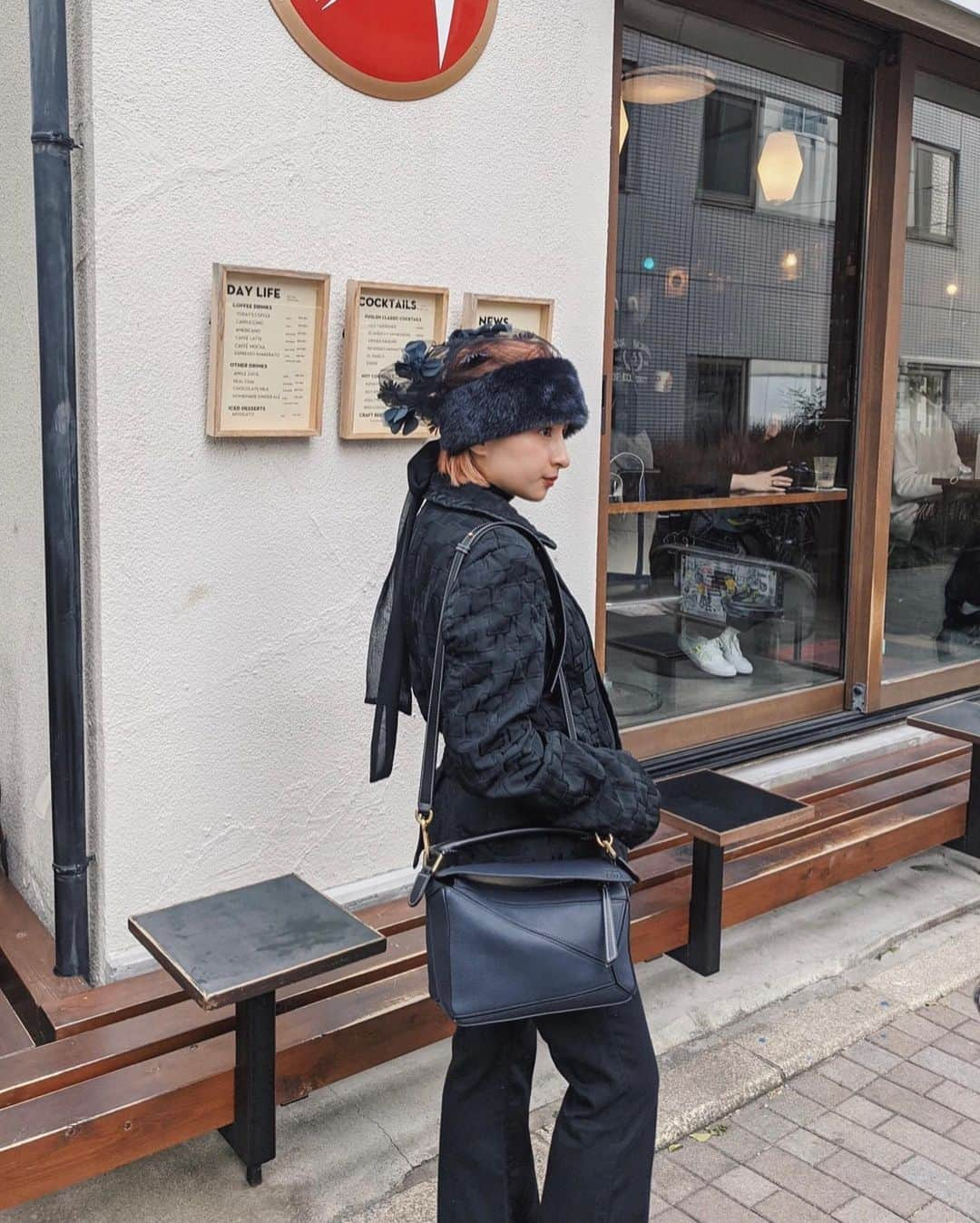 Julia Castroさんのインスタグラム写真 - (Julia CastroInstagram)「ＡＬＬＢＬＡＣＫ🖤 . #allblack  #loewe #outift #baraironoboushi  #ootd #outfitoftheday  #blackfashion #winter #tokyo #japan #fuglen #fuglentokyo #cafe #winterfashion #fashion #commedesgarcons  #オールブラック #冬服 #帽子 #黒 #黒コーデ #ちびコーデ #冬ファッション #黒服 #レトロ #ジャケット #ビンテージ #写真 #カフェ #julifashion」2月16日 21時43分 - julia.c.0209