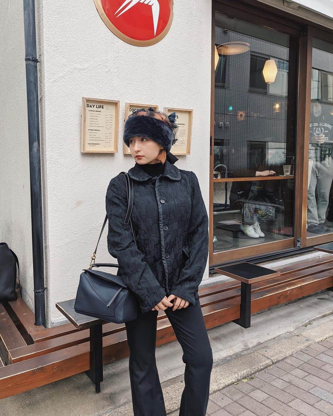 Julia Castroさんのインスタグラム写真 - (Julia CastroInstagram)「ＡＬＬＢＬＡＣＫ🖤 . #allblack  #loewe #outift #baraironoboushi  #ootd #outfitoftheday  #blackfashion #winter #tokyo #japan #fuglen #fuglentokyo #cafe #winterfashion #fashion #commedesgarcons  #オールブラック #冬服 #帽子 #黒 #黒コーデ #ちびコーデ #冬ファッション #黒服 #レトロ #ジャケット #ビンテージ #写真 #カフェ #julifashion」2月16日 21時43分 - julia.c.0209