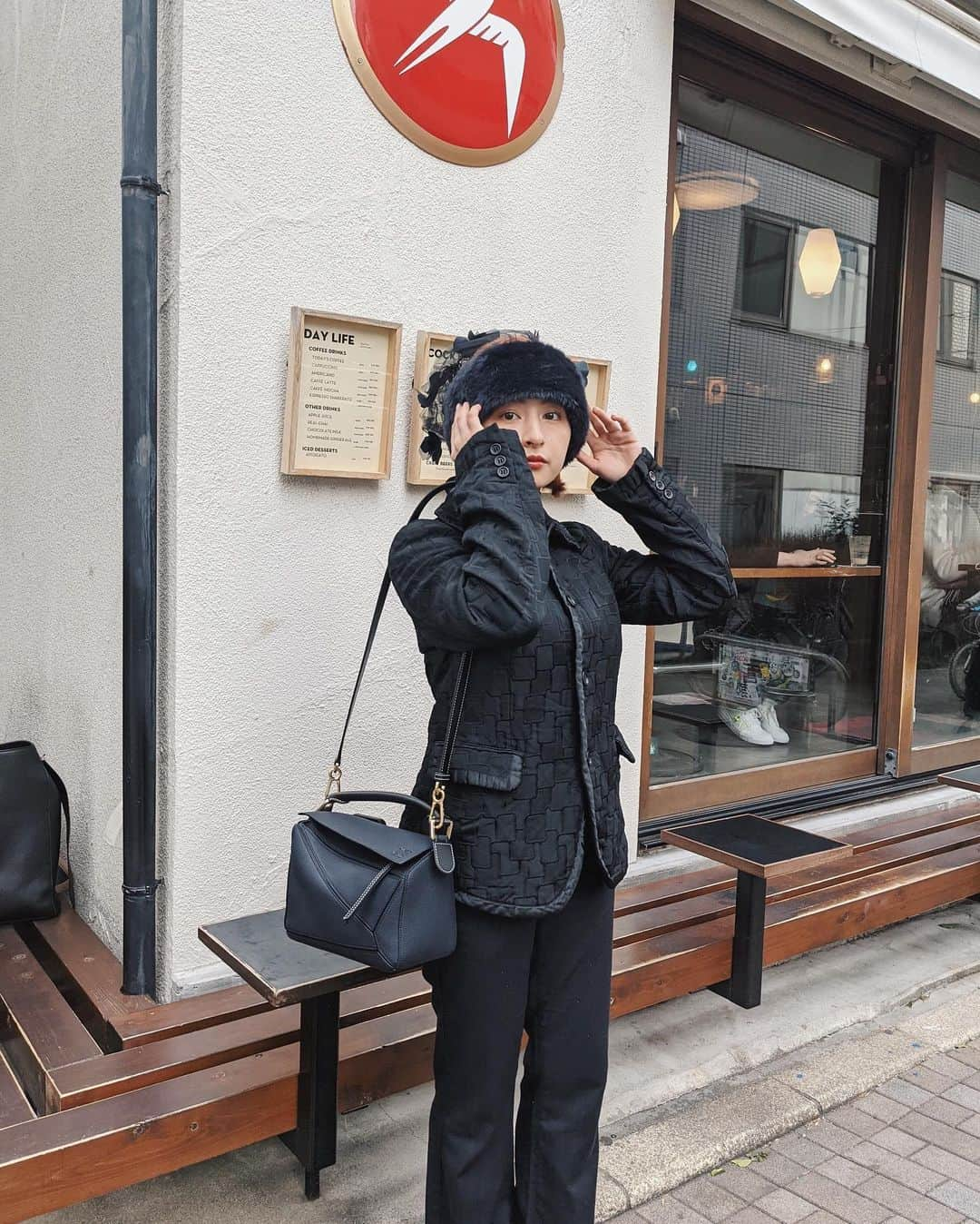 Julia Castroさんのインスタグラム写真 - (Julia CastroInstagram)「ＡＬＬＢＬＡＣＫ🖤 . #allblack  #loewe #outift #baraironoboushi  #ootd #outfitoftheday  #blackfashion #winter #tokyo #japan #fuglen #fuglentokyo #cafe #winterfashion #fashion #commedesgarcons  #オールブラック #冬服 #帽子 #黒 #黒コーデ #ちびコーデ #冬ファッション #黒服 #レトロ #ジャケット #ビンテージ #写真 #カフェ #julifashion」2月16日 21時43分 - julia.c.0209