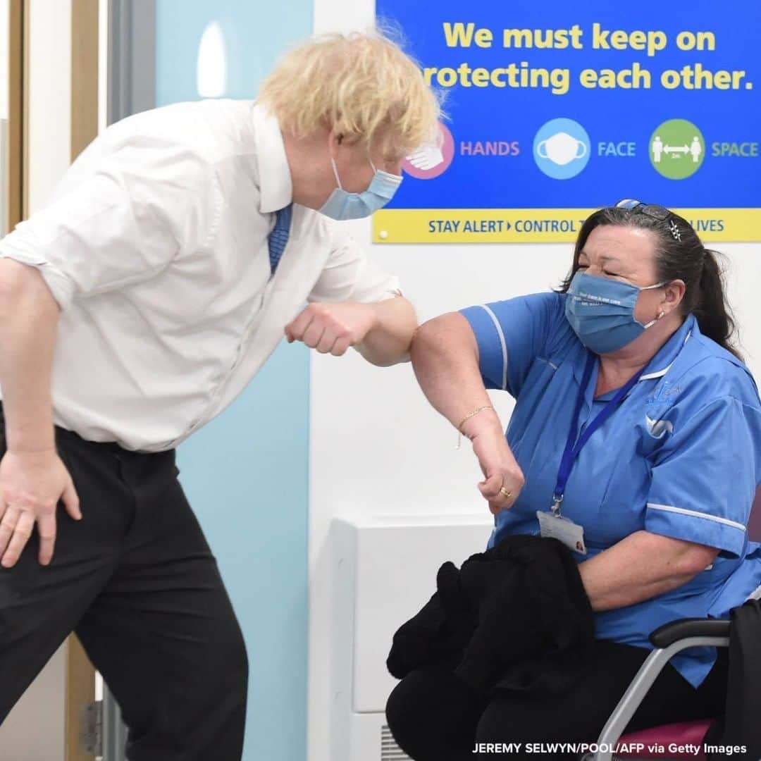 ABC Newsさんのインスタグラム写真 - (ABC NewsInstagram)「U.K. Prime Minister Boris Johnson greets nurse at coronavirus vaccination hub in Orpington, southeast London. #healthcare #nurse #borisjohnson #coronavirus #vaccine #covid19」2月16日 21時35分 - abcnews