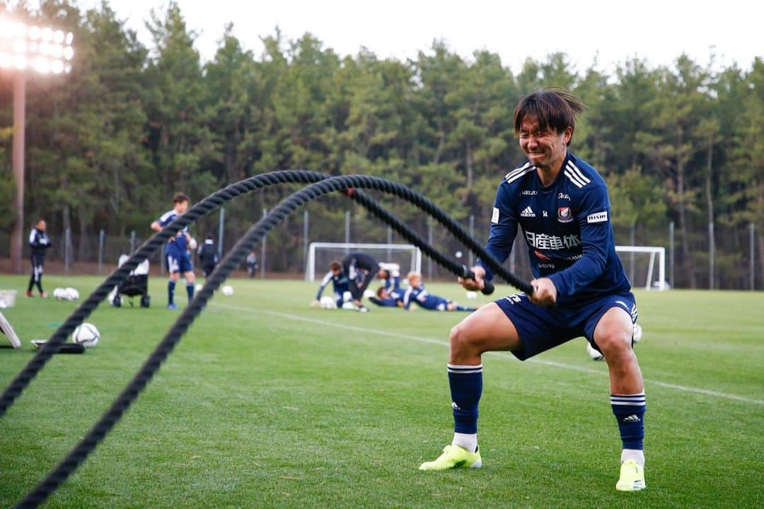 横浜F・マリノスさんのインスタグラム写真 - (横浜F・マリノスInstagram)「Kings of Battle Rope🏋️  #fmarinos #training #camp #キャンプ #バトルロープ」2月16日 21時36分 - yokohamaf.marinos