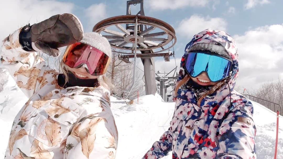 hoshinofumikaのインスタグラム：「New video link in my bio♡ 平昌オリンピック選手広野あさみちゃんと リフトの上でトーク 【BOTTOM TO TOP】しました❤️ スノーボードでスピードを出した時の ✔️恐怖心に打ち勝つ方法や、 ✔️オリンピックの裏側。 このコロナ禍でも 出来ることをするあさみ✨ これからも応援し続けます😊💓 動画みてねー✨ 動画の概要欄から 私的神回も是非ご覧ください✔️❤️🕊 3年経っても涙がでますwww あったかーくなったら今年も あさみちゃんとのイベントやるよ🌺 おたのしみに🐶😻 . . . Thanks @asamihirono💎 ロケーション @ozeiwakura_skiresort 🏔 . . .  #snowboarding #snowboard #snow #winter #japan #ootd #スノーボード #スノボ #スノボー #スノボ女子 #スノボ好きな人と繋がりたい #冬 #スキー場 #スキー #オリンピック #北京オリンピック #平昌オリンピック #尾瀬岩鞍スキー場 #尾瀬岩鞍」