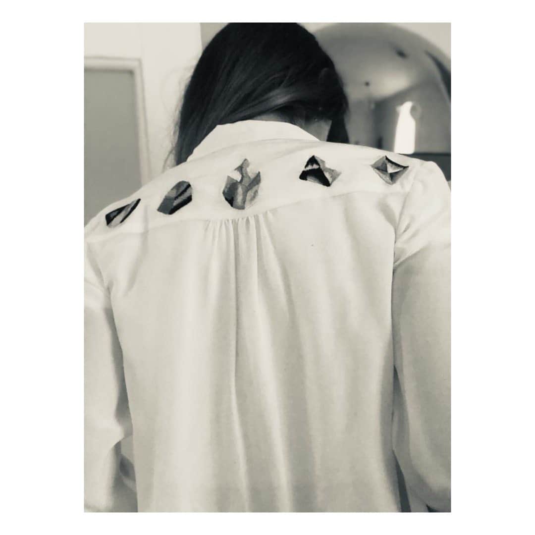 ザッキーシャリフさんのインスタグラム写真 - (ザッキーシャリフInstagram)「HEALERS - ZS embroidered healing crystals on the EVE silk shirt. Originally made to order, for this goddess in 2018. Thank you for sharing my ♥️ @ruthcoady 💎✨🙏🏽  #ZakeeShariffVintage #RealWomenWearZakeeShariff #ZSEveBlouse #ZSHealers #ZakeeShariffClothing Pic #Malachy✨」2月16日 21時37分 - zakeeshariff