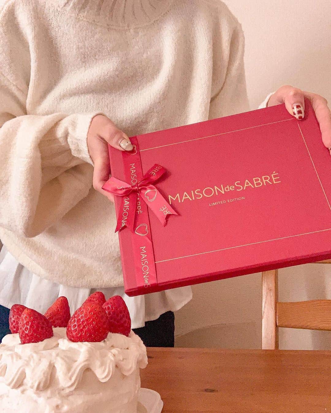 NakamuraYukiのインスタグラム：「@maisondesabre 様よりバレンタイン&﻿ ホワイトデー限定ギフトセットがでました❤️﻿ ﻿ ﻿ 数量限定♡贈り物に最適なLOVE CLUB﻿ ギフトセットを3/14まで発売するみたいです🥰﻿ ﻿ 真っ赤なBOXが可愛すぎる🎁❤️﻿ 　﻿ ﻿ 対象商品2点以上購入で無料ラッピング付き﻿ みたいなので大切な人とお揃いにしましょ😌✨﻿ ﻿ 私も大好きな友達とお揃いにしたよ❤︎ ﻿ ﻿ ﻿ ﻿ ﻿ _________________________﻿ ﻿ 🇯🇵Japan,tokyo﻿ 📍 stay home﻿ ﻿ __________________________﻿ ﻿  #カメラ女子 #女子カメラ #メゾンドサブレ#ペアアイテム#ギフトセット#バレンタインデー#レザーアイテム#レザー#airpods #airpodscase」