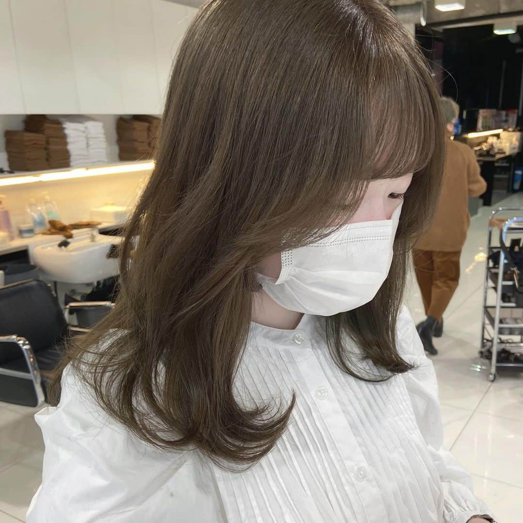 佃加菜さんのインスタグラム写真 - (佃加菜Instagram)「olive beige🤍 色素の薄いオリーブベージュ🤍 薄すぎると落ちやすいので、色味もしっかり カラーの落ちていく過程も可愛く🌷 . spring hair🤍  #SHIMA #代官山 #美容室 #ミディアムヘア #ナチュラル #淡色 #淡色女子 #ベージュ #まろやか #ナチュラルレイヤー #シンプルヘア #ゆるふわ巻き #シングルカラー#オリーブベージュ #オリーブグレージュ #olivebeige」2月16日 21時38分 - tsukuda_kana