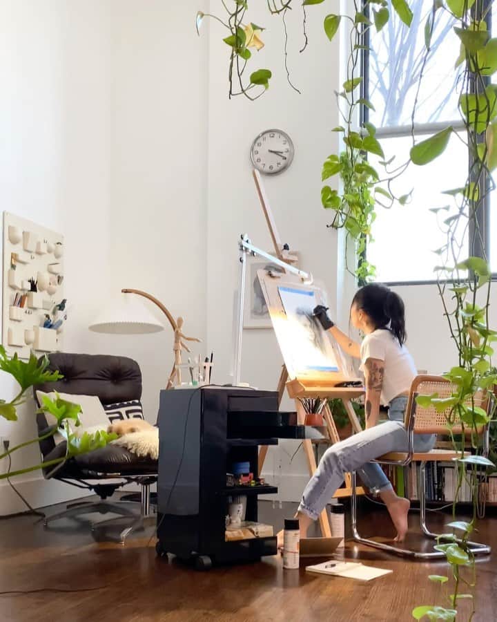 のインスタグラム：「Something in the works 🎥☁️🌱🦥🎶✨ While working, which do you prefer: lo-fi (chill/concentration) or jazz/hiphop (beats/productivity)?  #studio」