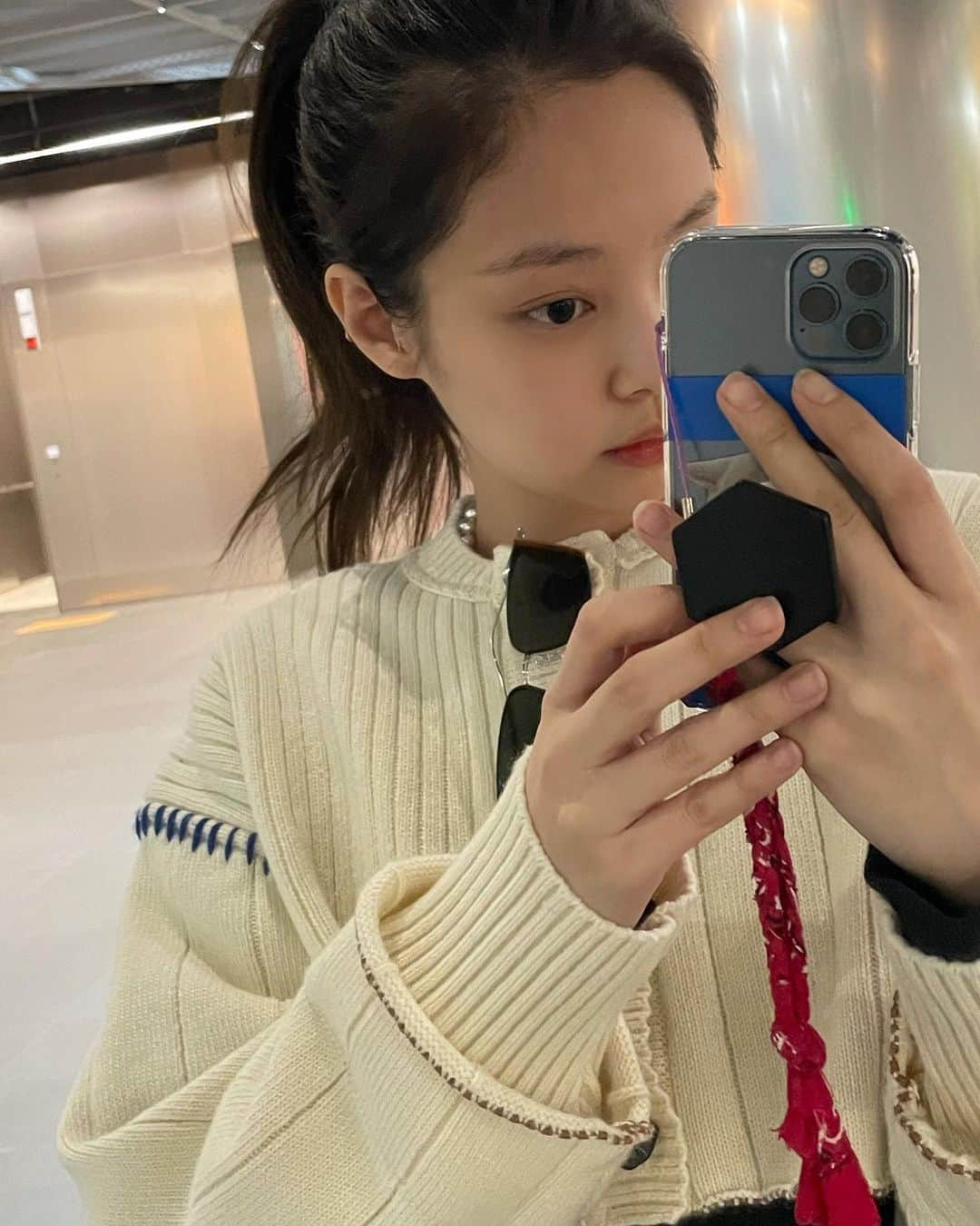 ジェニーさんのインスタグラム写真 - (ジェニーInstagram)「Messy hair Messy mirror 🙊」2月16日 21時39分 - jennierubyjane