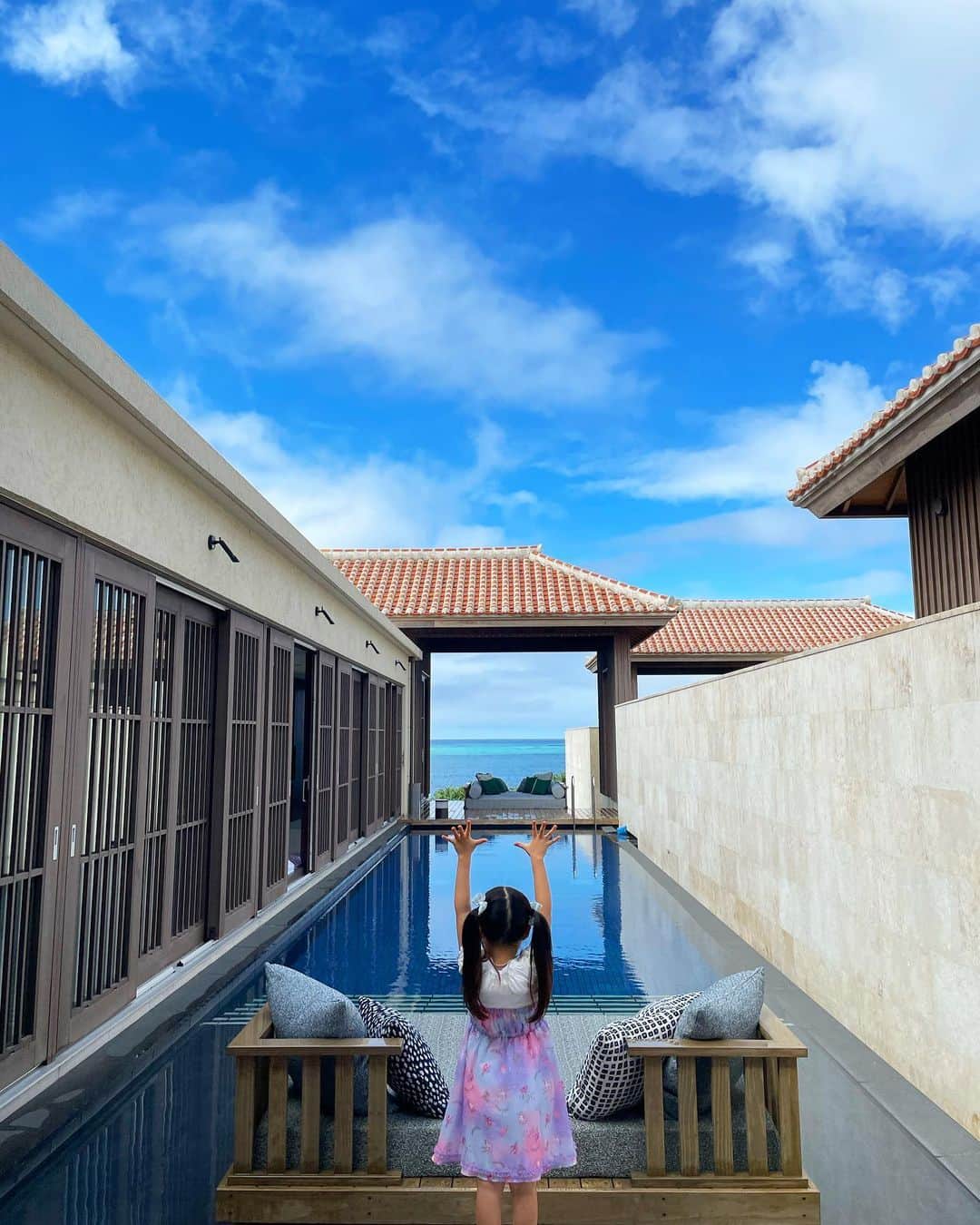 MIRIさんのインスタグラム写真 - (MIRIInstagram)「綺麗な景色🏝  青い空に白い雲 青と緑のグラデーションの海 少し都会と離れると デトックスされて また頑張ろって思えました🙆‍♀️💞  チビさんはどこでも楽しそうでした😂🌸  #プール #ビーチ #部屋付きプール  #お天気 #沖縄 #綺麗  #恩納村  #旅行 #子連れ旅行  #女の子ママ  #女の子  #trip #✈️  #アグー豚 #早寝早起き  #リラックス #デトックス #パワースポット  #海 #ホテル #星のや  #写真 #セルフィー  #instagram」2月16日 21時40分 - miri.o3