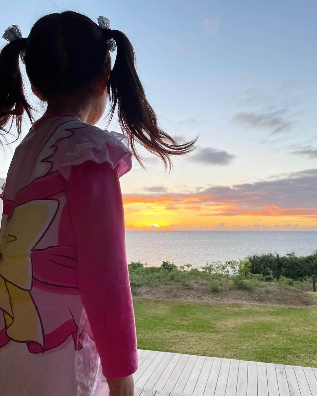 MIRIさんのインスタグラム写真 - (MIRIInstagram)「綺麗な景色🏝  青い空に白い雲 青と緑のグラデーションの海 少し都会と離れると デトックスされて また頑張ろって思えました🙆‍♀️💞  チビさんはどこでも楽しそうでした😂🌸  #プール #ビーチ #部屋付きプール  #お天気 #沖縄 #綺麗  #恩納村  #旅行 #子連れ旅行  #女の子ママ  #女の子  #trip #✈️  #アグー豚 #早寝早起き  #リラックス #デトックス #パワースポット  #海 #ホテル #星のや  #写真 #セルフィー  #instagram」2月16日 21時40分 - miri.o3