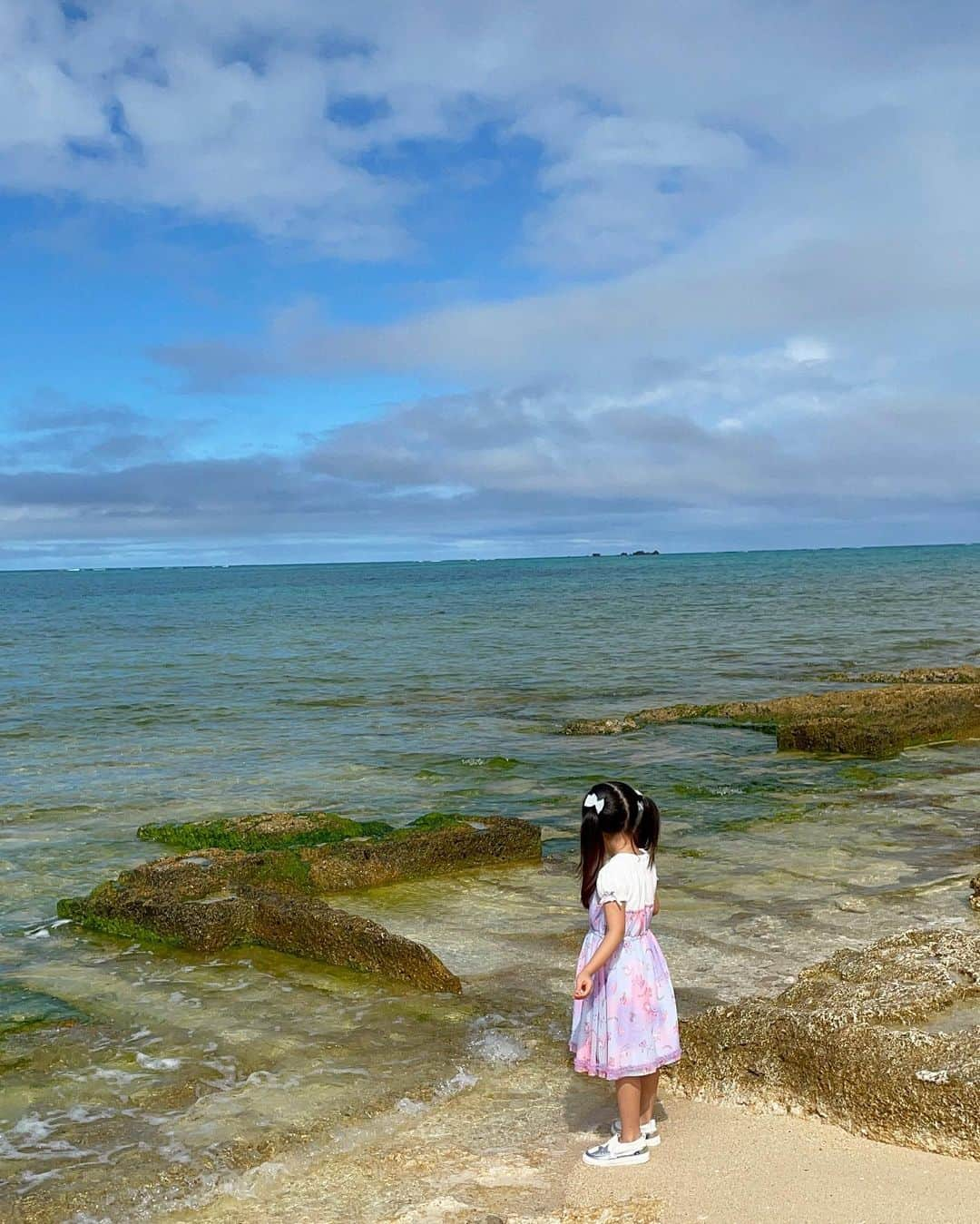 MIRIさんのインスタグラム写真 - (MIRIInstagram)「綺麗な景色🏝  青い空に白い雲 青と緑のグラデーションの海 少し都会と離れると デトックスされて また頑張ろって思えました🙆‍♀️💞  チビさんはどこでも楽しそうでした😂🌸  #プール #ビーチ #部屋付きプール  #お天気 #沖縄 #綺麗  #恩納村  #旅行 #子連れ旅行  #女の子ママ  #女の子  #trip #✈️  #アグー豚 #早寝早起き  #リラックス #デトックス #パワースポット  #海 #ホテル #星のや  #写真 #セルフィー  #instagram」2月16日 21時40分 - miri.o3