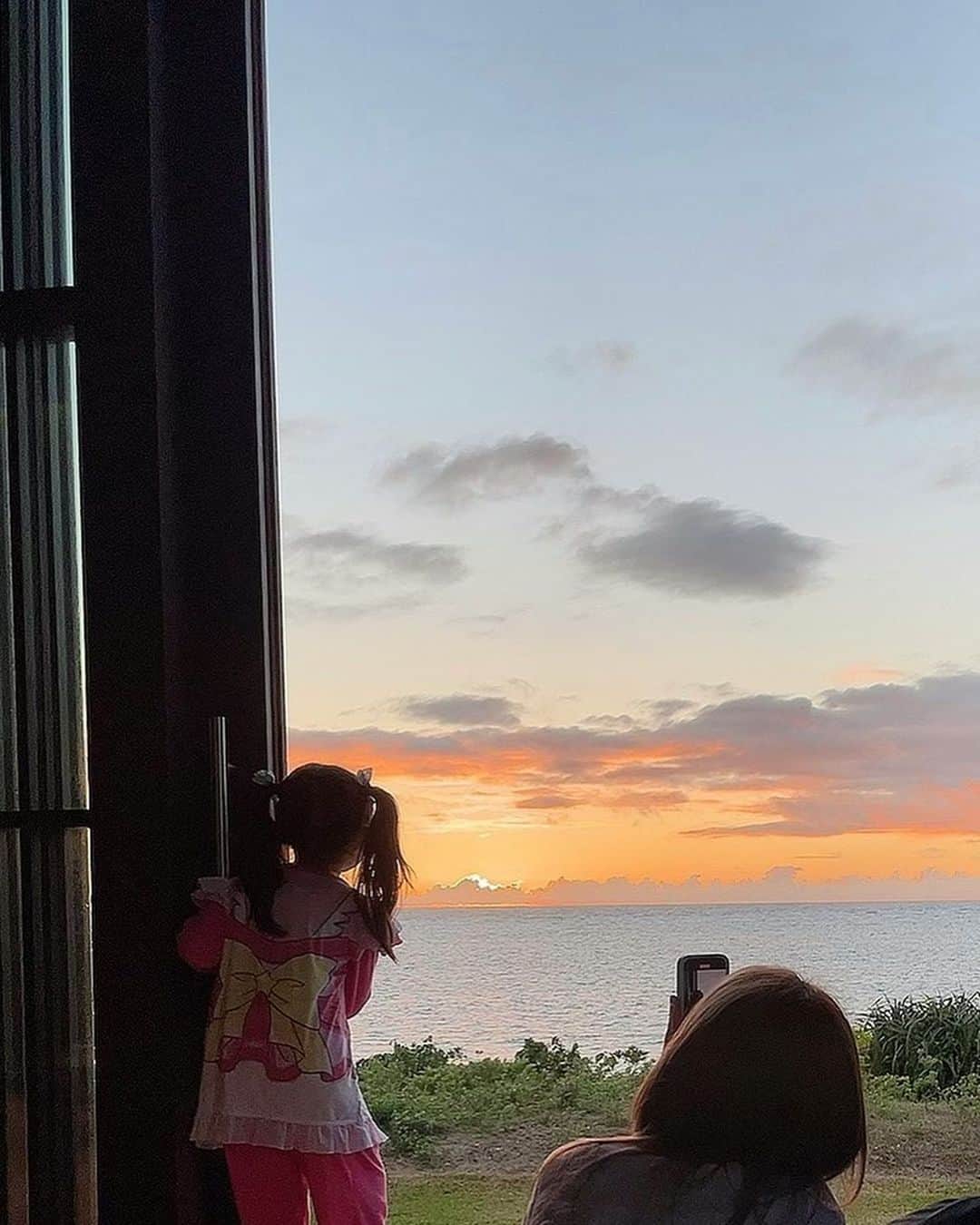 MIRIさんのインスタグラム写真 - (MIRIInstagram)「綺麗な景色🏝  青い空に白い雲 青と緑のグラデーションの海 少し都会と離れると デトックスされて また頑張ろって思えました🙆‍♀️💞  チビさんはどこでも楽しそうでした😂🌸  #プール #ビーチ #部屋付きプール  #お天気 #沖縄 #綺麗  #恩納村  #旅行 #子連れ旅行  #女の子ママ  #女の子  #trip #✈️  #アグー豚 #早寝早起き  #リラックス #デトックス #パワースポット  #海 #ホテル #星のや  #写真 #セルフィー  #instagram」2月16日 21時40分 - miri.o3