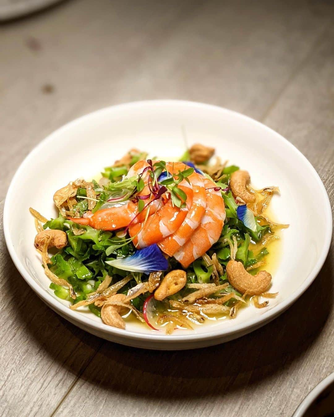 Li Tian の雑貨屋さんのインスタグラム写真 - (Li Tian の雑貨屋Instagram)「Sharing two must try dishes if you are at @bondingkitchen Kacang Botox Kerabu ($16) — one solid good salad of zesty bright flavors which we hardly find in other Peranakan places. Young wing beans are tossed with shrimps in a calamansi dressing made from mint and lemongrass. The ikan bilis and roasted cashew provided the extra crunch to this dish.   Udang Sambal Petai ($22) - Petai beans might not be the thing for everyone but this dish has a pleasant sweetness in the sambal sauce which complemented the caramelized shallots. Not quite the usual sambal dish u find elsewhere as well 👍  #sgeats #singapore #local #best #delicious #food #igsg #sgig #exploresingapore #eat #sgfoodies #gourmet #yummy #yum #sgfood #foodsg #burpple #beautifulcuisines #bonappetit #instagood  #eatlocal #delicious #sgrestaurant #peranakan #musttry」2月16日 21時41分 - dairyandcream