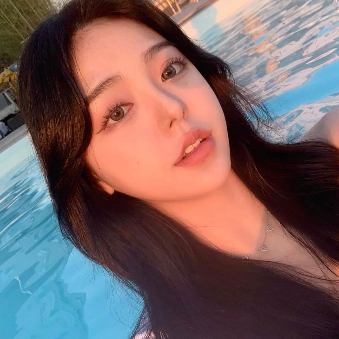 ユビンさんのインスタグラム写真 - (ユビンInstagram)「수요일 7시 마스카라 오픈 ♥️  브라운 : 1,3,9번째 사진 블랙롱 : 2,4,6,7,9,10번째 사진 볼륨 : 5,8번째 사진  ✅ 지속력 번짐 등등 후기가 증명 해줍니닷 !  하이라이트 마스카라 칸 제발 봐쥬세요 ... 🥺♥️」2月16日 21時41分 - u.b1n