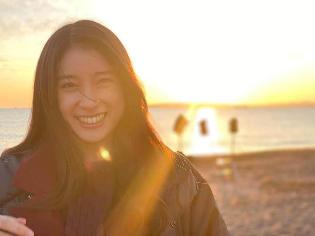 土屋太鳳さんのインスタグラム写真 - (土屋太鳳Instagram)「ひさしぶりに 小春と海。 . どのかたも、暖かくしてくださいね☺️ よい夜を🌙⭐️✨ . #哀愁しんでれら #あと何が出来るかな」2月16日 21時41分 - taotsuchiya_official