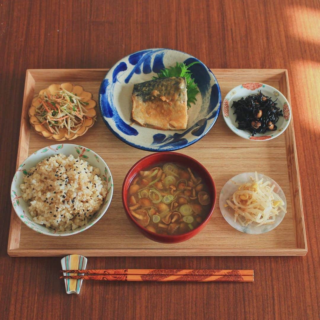 Kaori from Japanese Kitchenさんのインスタグラム写真 - (Kaori from Japanese KitchenInstagram)「胃を休めたい時のさば味噌定食。 ・ こんばんは。今日の朝昼ごはん。 さばの味噌煮定食でした。 最近動物性の脂質を摂りすぎていて 胃がお疲れモード。 ということでお魚の定食。 味噌の色にやちむんの青が映える！ 副菜は身体の熱を取るものを中心に あっさりしたものを用意しました。 ・ 【薬膳の話】 私は体温が高くて熱が身体にこもりやすいのに 冷え性になりがちという厄介な体質で…笑 足やお尻は冷えてるのに身体は熱いって人は 身体の巡りが滞っている可能性が高いと 中医学の世界では言われています。 巡りというと、色々ありますが 気の巡り改善は柑橘系の香りを嗅いだり ハーブティーを飲むと改善されたりします。 血の巡り改善は、生姜、にんにくが手軽に摂れて◎ 青魚もおススメですよ。 水分の巡り改善は、緑豆やとうもろこし、 もやしを食べるとむくみの改善が期待できます。 乳製品や動物性脂質は水分の巡りを悪くしやすいので 摂りすぎに注意しましょう。 食べ物を見直すだけで身体は変わります。 引き続きしっかり養生しましょうね。 ・ ・ 【おしながき】 玄米 なめことネギのお味噌汁 もやしのナムル さばの味噌煮 ごぼうとにんじんのサラダ ひじきと大豆の煮物 ・ ・ ・ 2021.02.16 Tue Hi from Tokyo! Here’s Japanese brunch:Brown rice, miso soup, simmered miso macharel, Korean seasoned bean sprouts, carrot and burdock salad, and simmered hijiki seaweed. ・ ・ ・ #Japanesefood #breakfast #朝ごはん #おうちごはん #早餐 #薬膳 #うつわ #自炊 #家庭料理 #和食 #一汁三菜 #やちむん #小澤基晴 #砂田夏海」2月16日 21時46分 - coco_kontasu