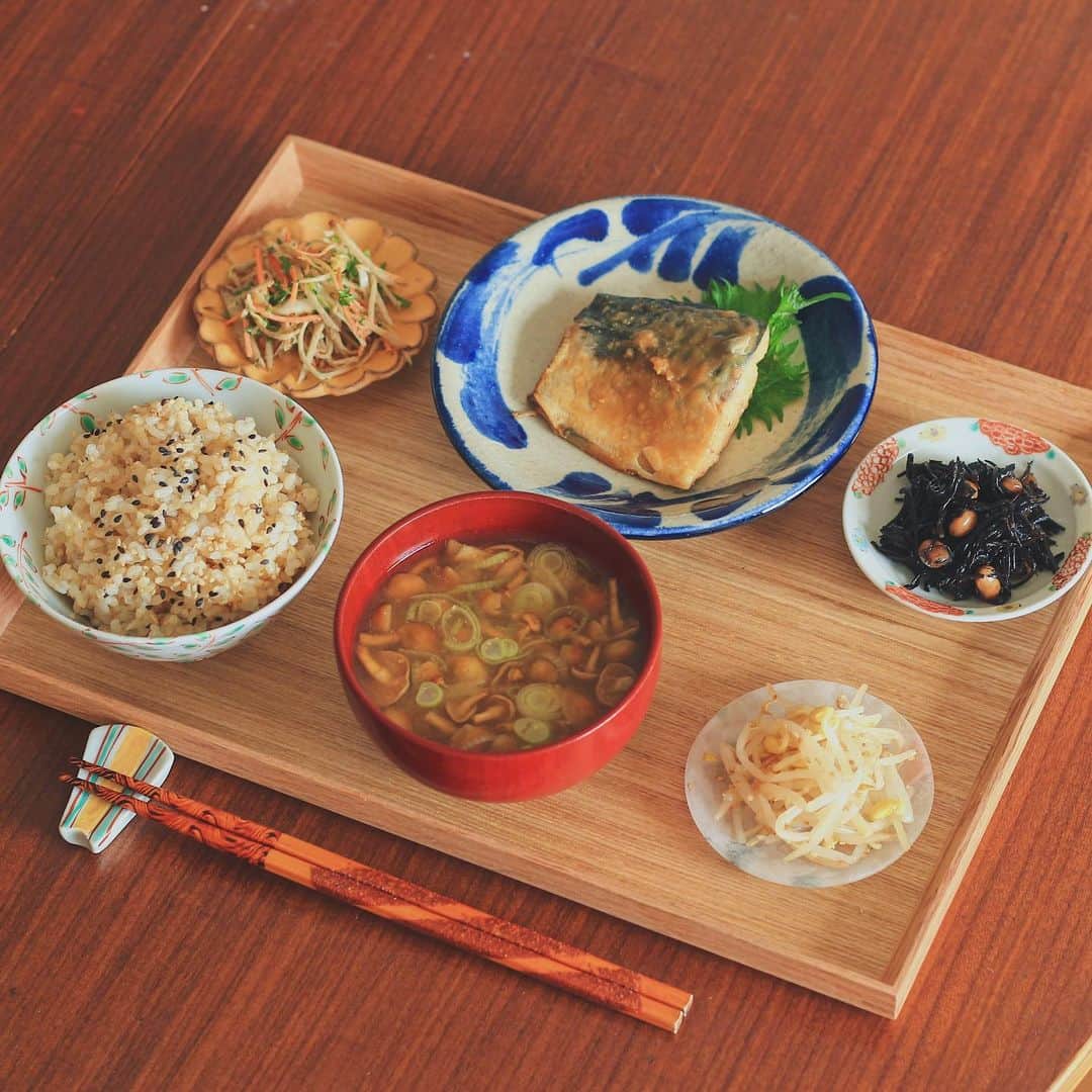Kaori from Japanese Kitchenさんのインスタグラム写真 - (Kaori from Japanese KitchenInstagram)「胃を休めたい時のさば味噌定食。 ・ こんばんは。今日の朝昼ごはん。 さばの味噌煮定食でした。 最近動物性の脂質を摂りすぎていて 胃がお疲れモード。 ということでお魚の定食。 味噌の色にやちむんの青が映える！ 副菜は身体の熱を取るものを中心に あっさりしたものを用意しました。 ・ 【薬膳の話】 私は体温が高くて熱が身体にこもりやすいのに 冷え性になりがちという厄介な体質で…笑 足やお尻は冷えてるのに身体は熱いって人は 身体の巡りが滞っている可能性が高いと 中医学の世界では言われています。 巡りというと、色々ありますが 気の巡り改善は柑橘系の香りを嗅いだり ハーブティーを飲むと改善されたりします。 血の巡り改善は、生姜、にんにくが手軽に摂れて◎ 青魚もおススメですよ。 水分の巡り改善は、緑豆やとうもろこし、 もやしを食べるとむくみの改善が期待できます。 乳製品や動物性脂質は水分の巡りを悪くしやすいので 摂りすぎに注意しましょう。 食べ物を見直すだけで身体は変わります。 引き続きしっかり養生しましょうね。 ・ ・ 【おしながき】 玄米 なめことネギのお味噌汁 もやしのナムル さばの味噌煮 ごぼうとにんじんのサラダ ひじきと大豆の煮物 ・ ・ ・ 2021.02.16 Tue Hi from Tokyo! Here’s Japanese brunch:Brown rice, miso soup, simmered miso macharel, Korean seasoned bean sprouts, carrot and burdock salad, and simmered hijiki seaweed. ・ ・ ・ #Japanesefood #breakfast #朝ごはん #おうちごはん #早餐 #薬膳 #うつわ #自炊 #家庭料理 #和食 #一汁三菜 #やちむん #小澤基晴 #砂田夏海」2月16日 21時46分 - coco_kontasu