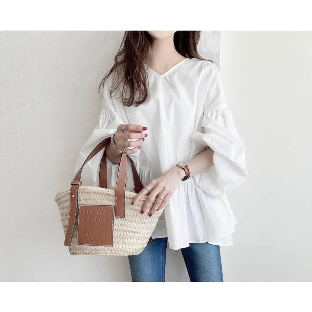 kumiのインスタグラム：「少し🤏🏻お暇頂きました🌿 また今日からゆるーくよろしくお願いします☺︎♡  今年の春は可愛いブラウスをいくつか… シンプルだけど目をひくデザインのものを選びがち。  甘めのブラウスにゴツっとしたシルバーアクセサリーの合わせが好き＊🌛  tops #titivate @titivatejp #ボリュームスリーブフレアブラウス ✈︎ roomにも載せてます pants #yanuk bag #loewe」
