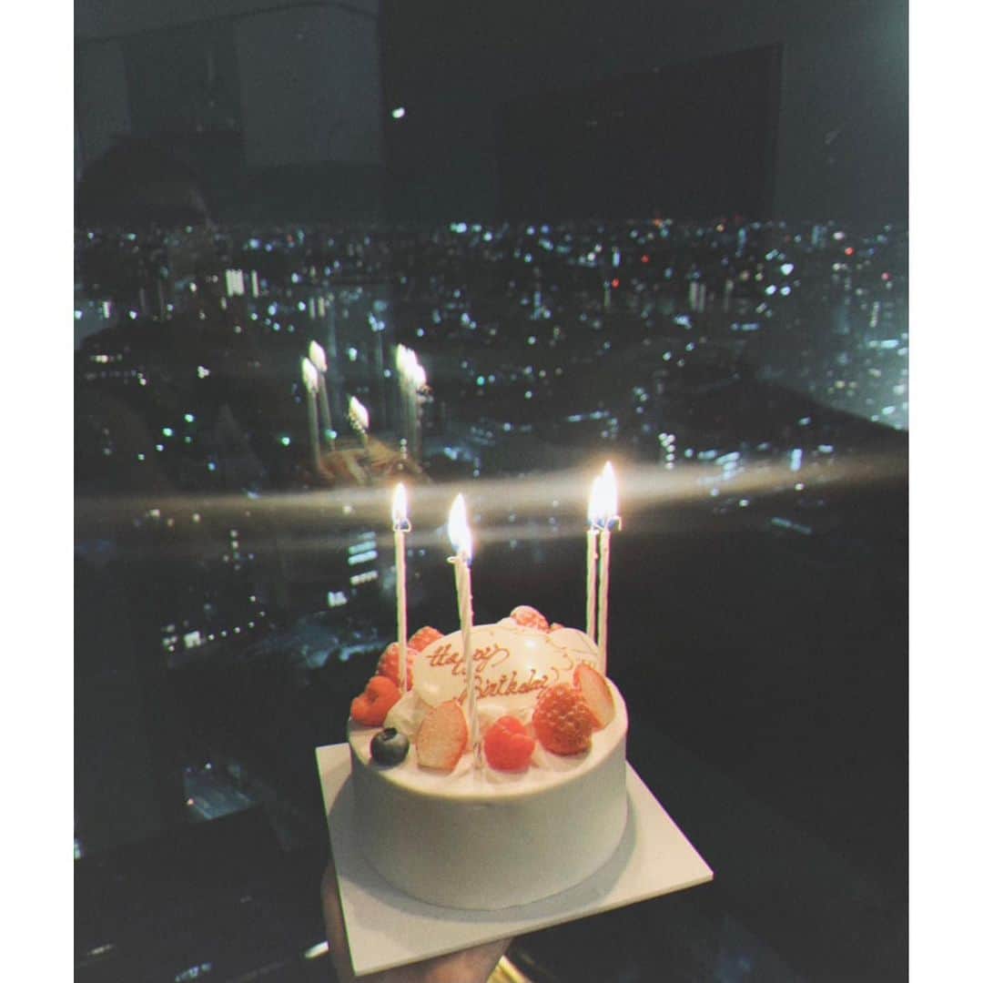 猪鼻ちひろのインスタグラム：「😳🎂🌙🧖🏻‍♀️🥲 三日月が綺麗だよーーー！顔真っ赤だけど元気だよー！笑  豊満な二の腕をどうにかすべくパーソナルトレーニング行ってきたわけですが、美味しく楽しく食べる(生きる)ためにトレーニングしてる、な♡ってことで、いーーーっぱい食べました。笑  はぁ大好きなひとたちがこの世にいて幸せだなぁ と、ありがとうでいっぱいの2月です。 恩返しできるようがんばるぞーーー❣️🌙 #サプライズ #すぎて #どスッピン #テカテカ #2月なのに #タンクトップ #季節感の先取りがすごい #でも想い出にパチリ #家でのわたしはまさにコレです🧏🏻‍♀️ #ダーマペン2日目 #顔が真っ赤 #ワセリンてっかてか #お風呂上がりかよ🥺」
