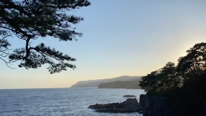 MARIA FUJIOKAのインスタグラム：「この景色を見て何を想う？  こんな美しい惑星で産まれた人間達🌍もっともっとも〜っと自由であるべき、何事にも♡ それに、人間は愛とゆう素敵なパワーを持ってる！ほんまに素晴らしい🌱  これからももっと愛に溢れた世界になりますように…🙏🌍♡ 愛が溢れたら地球がまた少し綺麗になるかも♡」