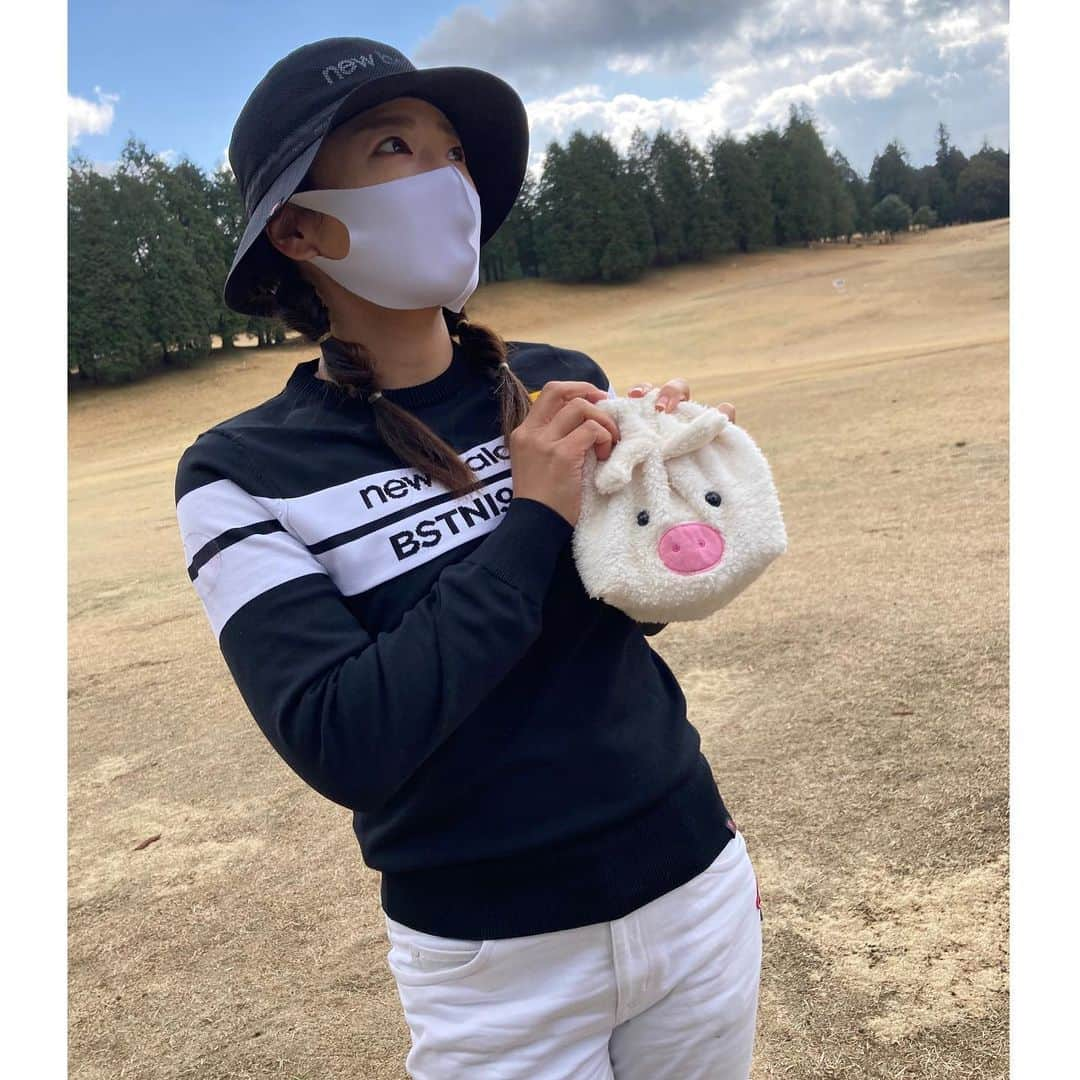 有村智恵さんのインスタグラム写真 - (有村智恵Instagram)「I got lovely hat from @newbalancegolf_japan 💕💕 ニューバランスゴルフの新しいアクセサリーをたくさん送って頂きました！ このタイプのハットずっと欲しかったので嬉しい❤️ 他にも可愛いものがたくさんあるのでまた紹介します🥰  #手に持ってるのは関係ありません #オカン愛用のポーチです #気付いたらカバンに入れられてた #ニューバランスゴルフ #newbalancegolf #ニューバランス #newbalance #golfoutfit #golfwear #golfer #golf #ladiesgolf #ゴルフウェア #골프 #高尔夫球」2月16日 21時50分 - chiearimura