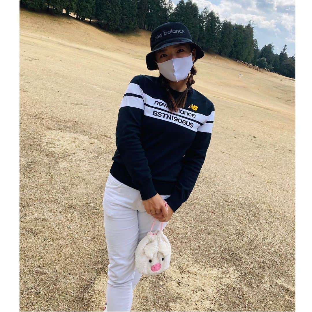 有村智恵さんのインスタグラム写真 - (有村智恵Instagram)「I got lovely hat from @newbalancegolf_japan 💕💕 ニューバランスゴルフの新しいアクセサリーをたくさん送って頂きました！ このタイプのハットずっと欲しかったので嬉しい❤️ 他にも可愛いものがたくさんあるのでまた紹介します🥰  #手に持ってるのは関係ありません #オカン愛用のポーチです #気付いたらカバンに入れられてた #ニューバランスゴルフ #newbalancegolf #ニューバランス #newbalance #golfoutfit #golfwear #golfer #golf #ladiesgolf #ゴルフウェア #골프 #高尔夫球」2月16日 21時50分 - chiearimura