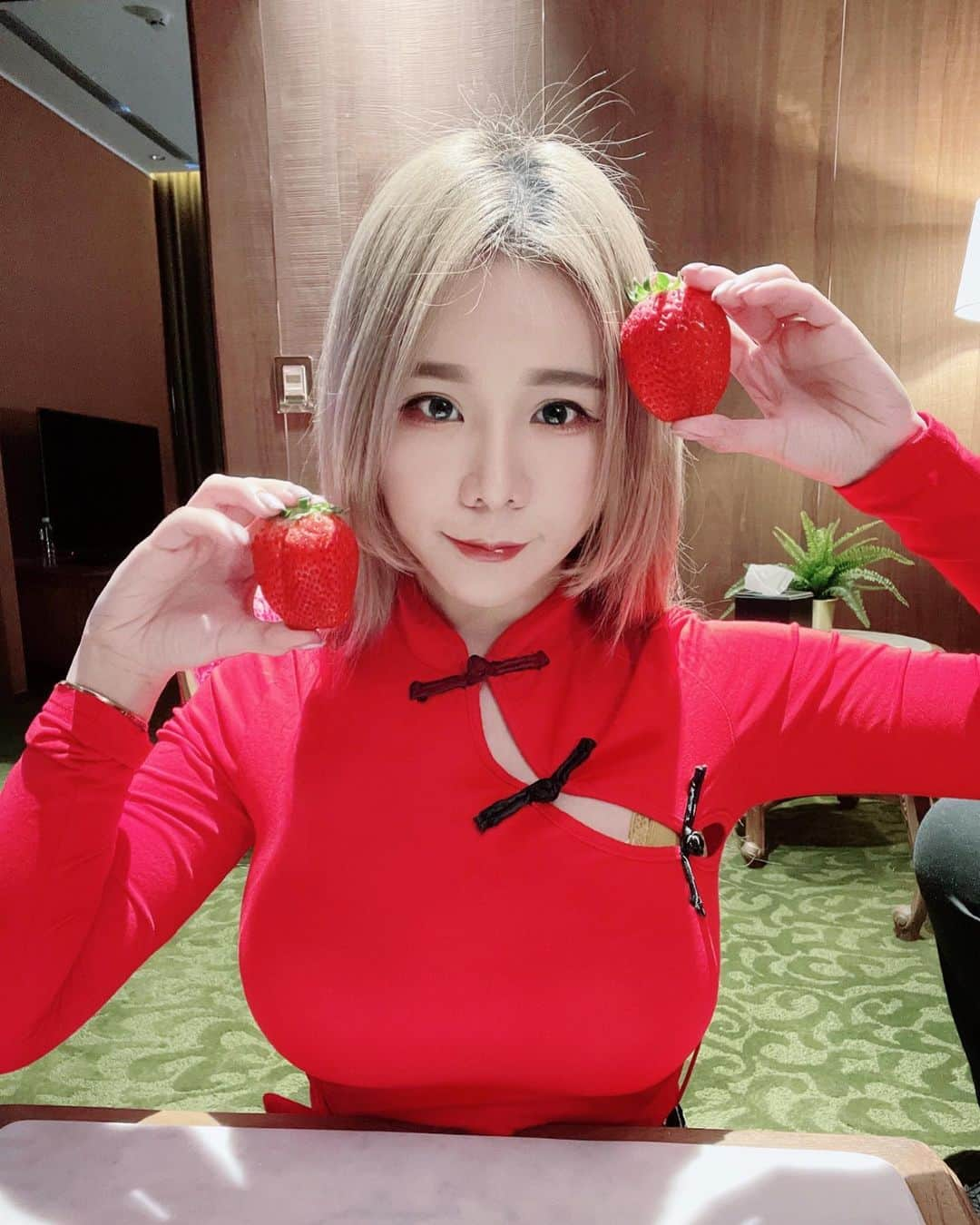 泥泥林さんのインスタグラム写真 - (泥泥林Instagram)「好大的草莓🍓 How a huge strawberry🤤 煉乳快滴到我妹的頭了😂  #放置少女泥泥  #熊本 #ゆうべに🍓 #ドンキ  #sisterhood #strawberry #foodie #familytime  Join my VIP 0F page now✨ Find it in my B!0💕 Don’t miss anything of my exc|uz!ve contents😈」2月16日 22時00分 - janie.lin