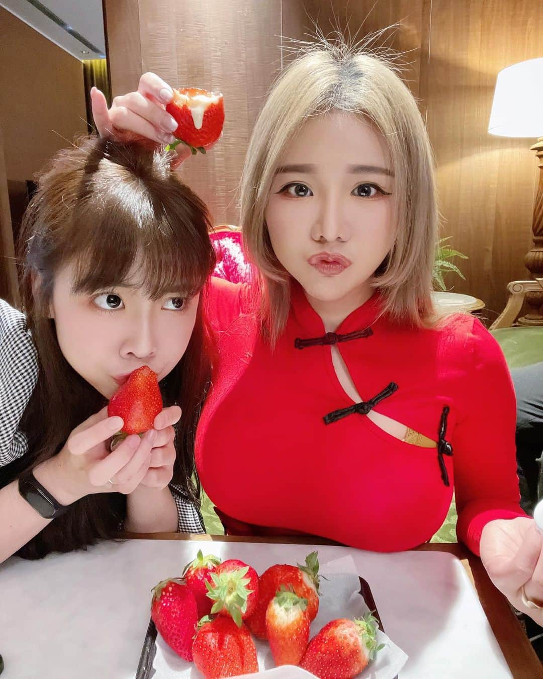 泥泥林さんのインスタグラム写真 - (泥泥林Instagram)「好大的草莓🍓 How a huge strawberry🤤 煉乳快滴到我妹的頭了😂  #放置少女泥泥  #熊本 #ゆうべに🍓 #ドンキ  #sisterhood #strawberry #foodie #familytime  Join my VIP 0F page now✨ Find it in my B!0💕 Don’t miss anything of my exc|uz!ve contents😈」2月16日 22時00分 - janie.lin