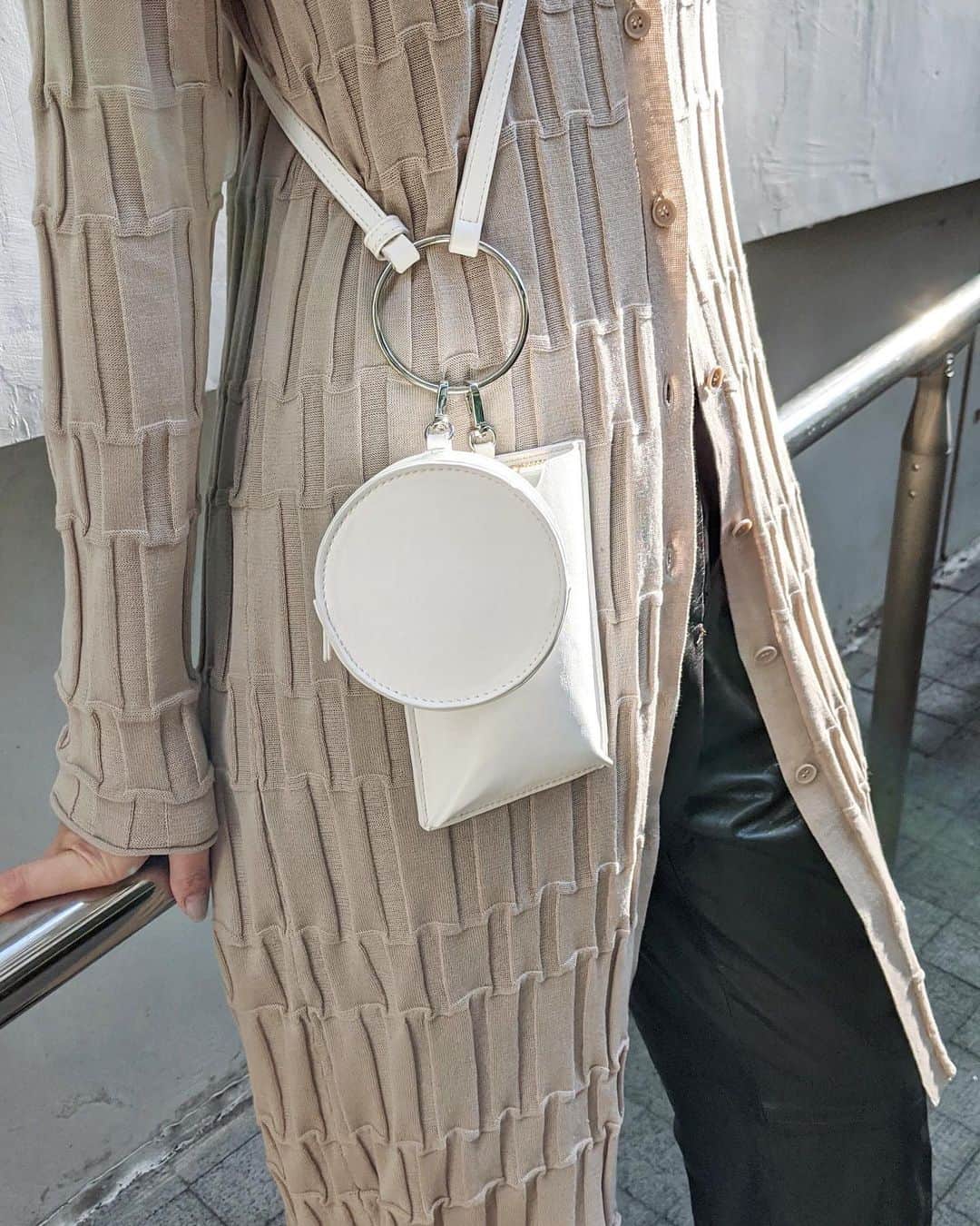 Shiho Sasakiさんのインスタグラム写真 - (Shiho SasakiInstagram)「そろそろアウター無しで出掛けたいな🍃 春らしいシアーニットシャツは ランダムなリブピッチがポイントです☝️ 大人ぽく着れるように ネックラインも少し下げたのがこだわりだよ🌸 長めのトップスとして パンツとレイヤードして着たい気分🕊  Bagも発売中のお気に入りのやつ🌙 スマホ&コインケースの便利ポシェット📱 最近アクセサリー感覚で首から下げれるミニバッグにはまってます👛 #MOUSSY#MOUSSYSNAP」2月16日 22時00分 - shihomurata0718