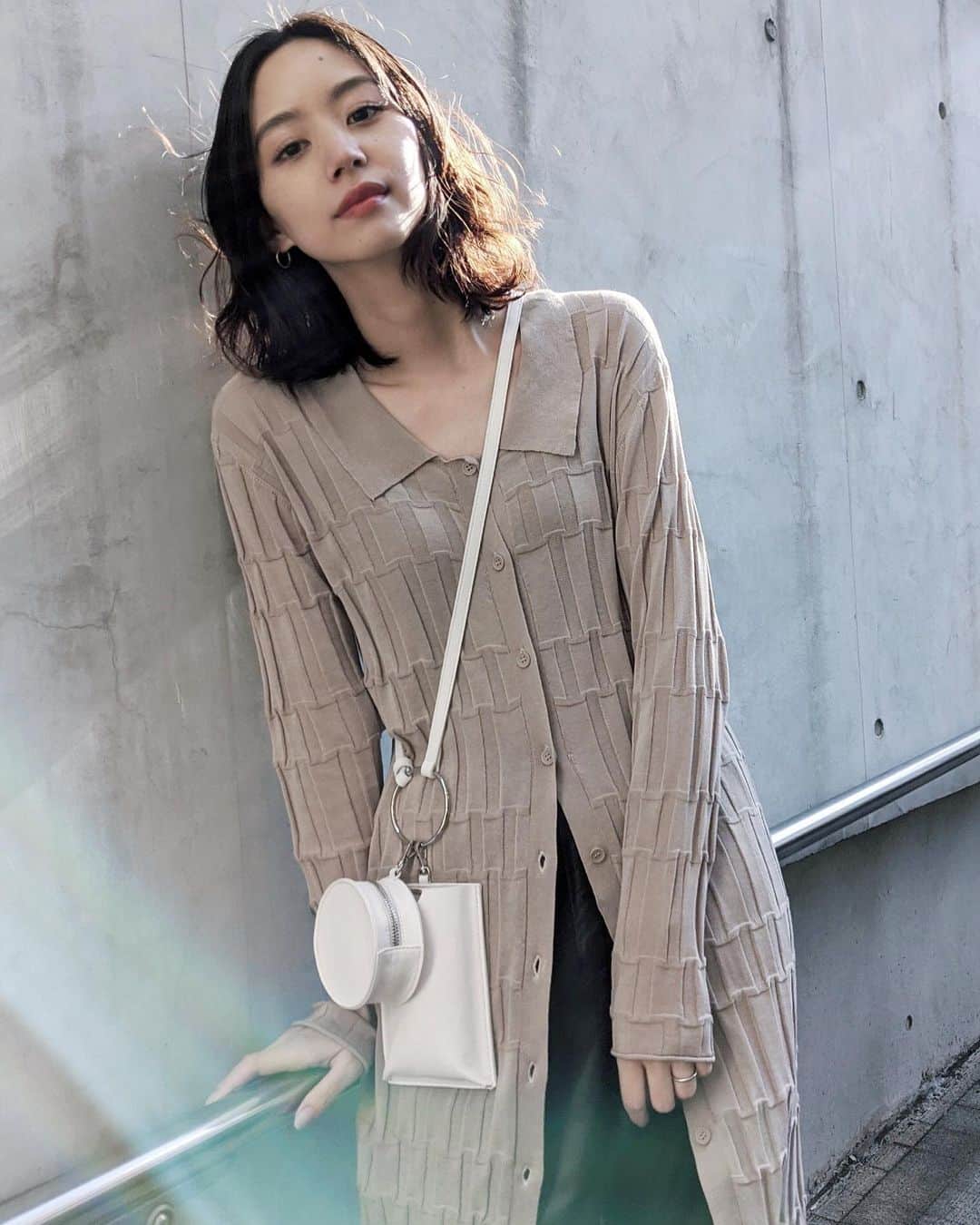 Shiho Sasakiのインスタグラム：「そろそろアウター無しで出掛けたいな🍃 春らしいシアーニットシャツは ランダムなリブピッチがポイントです☝️ 大人ぽく着れるように ネックラインも少し下げたのがこだわりだよ🌸 長めのトップスとして パンツとレイヤードして着たい気分🕊  Bagも発売中のお気に入りのやつ🌙 スマホ&コインケースの便利ポシェット📱 最近アクセサリー感覚で首から下げれるミニバッグにはまってます👛 #MOUSSY#MOUSSYSNAP」