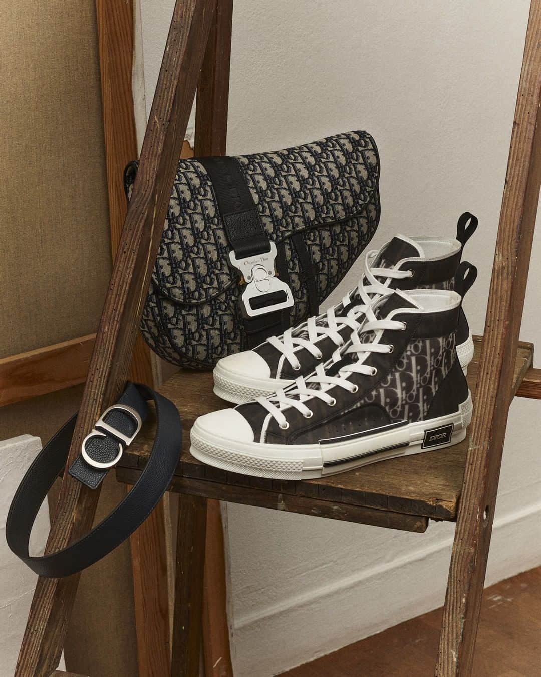クリスチャンディオールさんのインスタグラム写真 - (クリスチャンディオールInstagram)「A modern men's must-have, the #DiorSaddle has been reinvented by @MrKimJones in timeless black grained leather with its characteristic buckle and a removable zippered pouch perfect for a phone or as a handy wallet. Swipe to see more – including the #DiorOblique iteration of the 'Dior Saddle' and corresponding 'B23' high-top sneakers – and uncover the complete offering through the link in bio. © @JimBiners」2月16日 22時00分 - dior