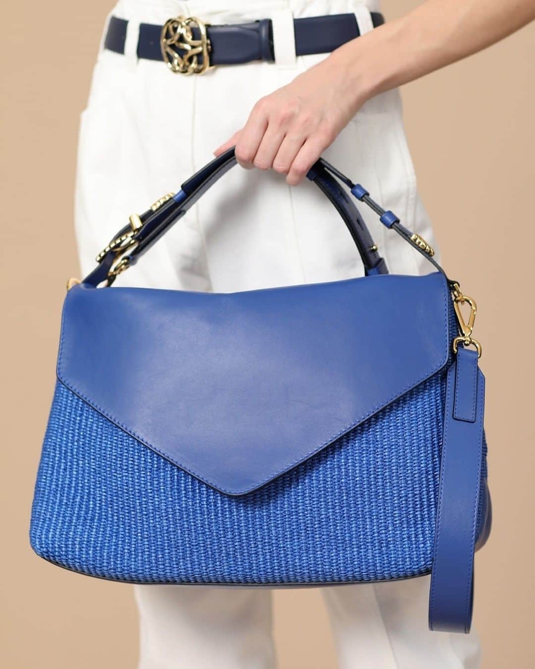 アルベルタフェレッティさんのインスタグラム写真 - (アルベルタフェレッティInstagram)「Ready to refresh your wardrobe? Meet the new cobalt blue Dori Bag, the iconic bag dedicated to Alberta Ferretti's mother Dorina.   #ItalianPanorama #AlbertaFerretti #Resort21」2月16日 22時00分 - albertaferretti