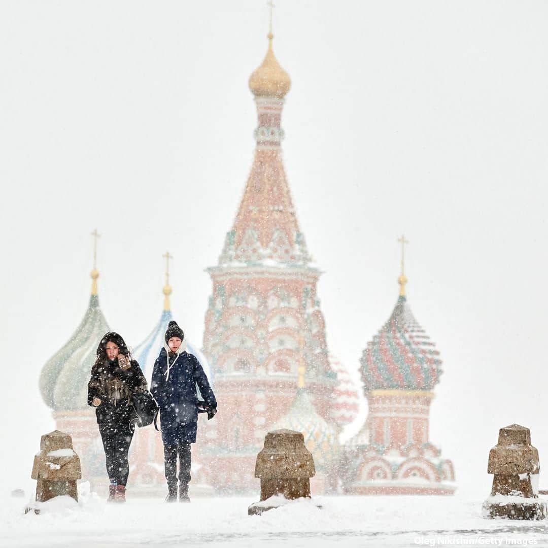 ABC Newsさんのインスタグラム写真 - (ABC NewsInstagram)「People walk during heavy snowfall at the Red square in Moscow, Russia.  #moscow #redsquare #winterwonderland」2月16日 22時00分 - abcnews