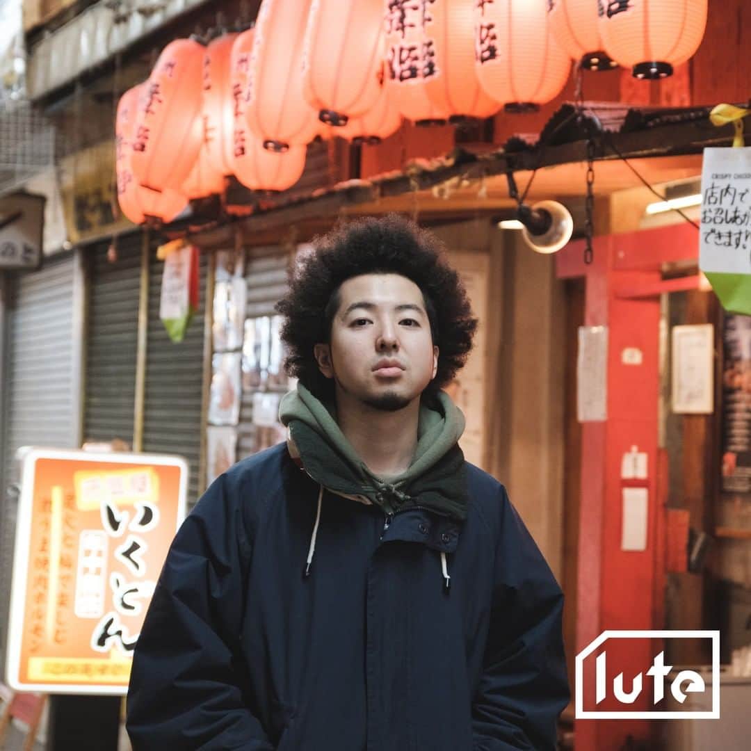lute / ルーテのインスタグラム：「【#lute "IN TOWN"】音楽動画メディア「lute」によるインタビュー企画「IN TOWN」✍️アーティストやクリエイターのインサイドをストリートから配信📷  Interview with Aru-2 ( @aru_2 ) Occupation : Trackmaker  Q. お気に入りのドリンクはある？ A. 冬は番茶、蕎麦茶、玄米茶。  Q. お気に入りのファッションブランドは？ A. 出会った服を着ているだけ。  Q. クリエイティビティの源は？ A. 気持ちが空っぽな時。  Q. 好きなクリエーター（アート、写真家、映像作家など）は？ A. Asano Ryuhei, Naze  Q. 最近の活動はどう？ A. SNSチェックしたら分かるので宜しく！  Photography: @keigosugiyama_   #lutemedia #luteintown #streetsnap #streetstyle #streetculture #streetscene #streetjapan #music #creator #interview #ルーテ #ストリートスナップ #インタビュー #音楽 #音楽のある生活 #音楽好きな人と繋がりたい」