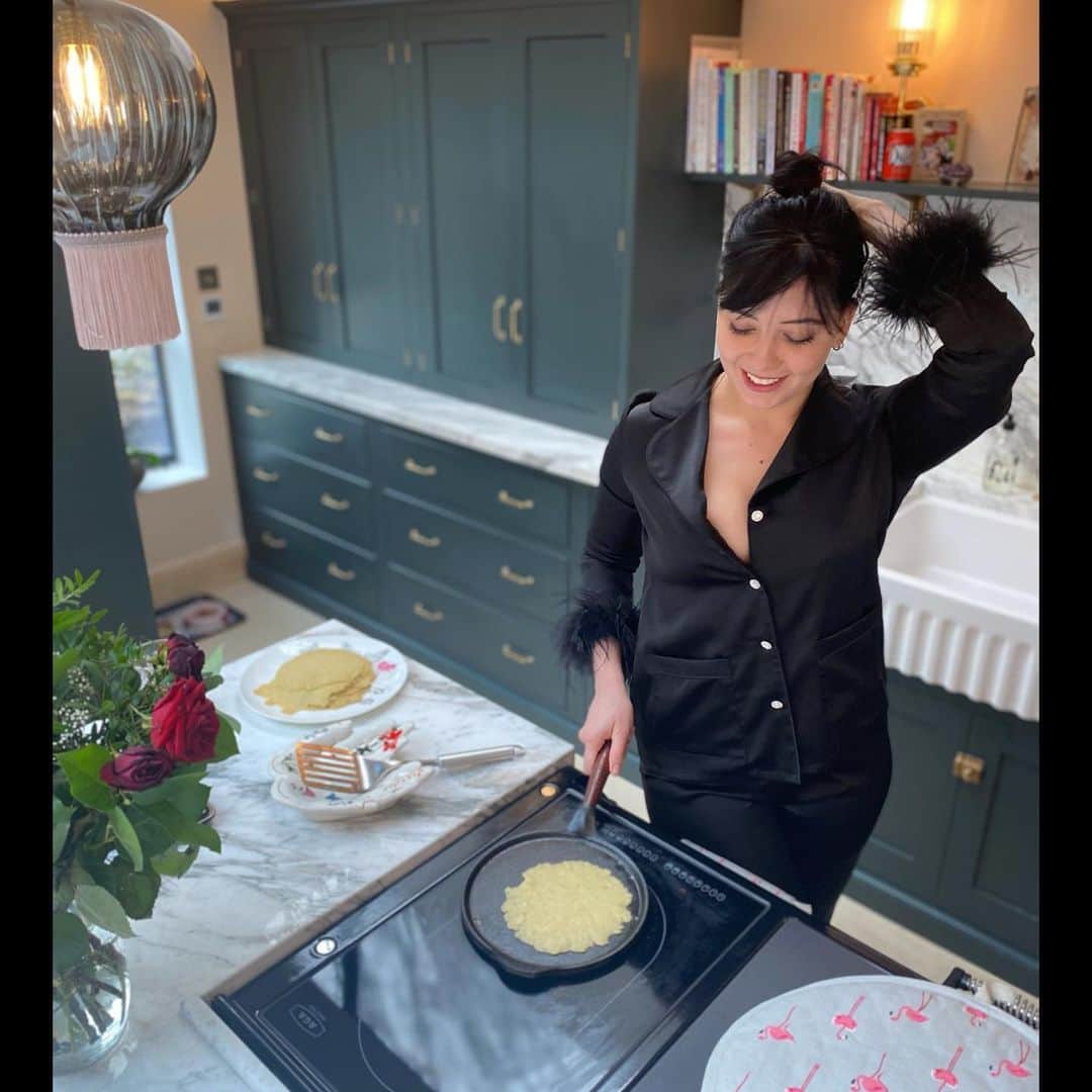 デイジー・ロウさんのインスタグラム写真 - (デイジー・ロウInstagram)「Happy Pancake day 🖤 making @gizzierskine fail safe pancake recipe (although I didn’t realise I could fill the whole pan with the batter... thanks for the tip Giz! 😂... I’ll have to make them for dinner too) here’s to celebrating pancake day, wearing my feathered pjs by magic @nadinemerabi & working on my pancakes for breakfast lunch and dinner in my @skeppshultuk pan... Gizzi’s amazing recipe is in my stories 🥞♥️」2月16日 21時53分 - daisylowe