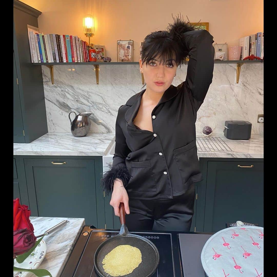 デイジー・ロウのインスタグラム：「Happy Pancake day 🖤 making @gizzierskine fail safe pancake recipe (although I didn’t realise I could fill the whole pan with the batter... thanks for the tip Giz! 😂... I’ll have to make them for dinner too) here’s to celebrating pancake day, wearing my feathered pjs by magic @nadinemerabi & working on my pancakes for breakfast lunch and dinner in my @skeppshultuk pan... Gizzi’s amazing recipe is in my stories 🥞♥️」