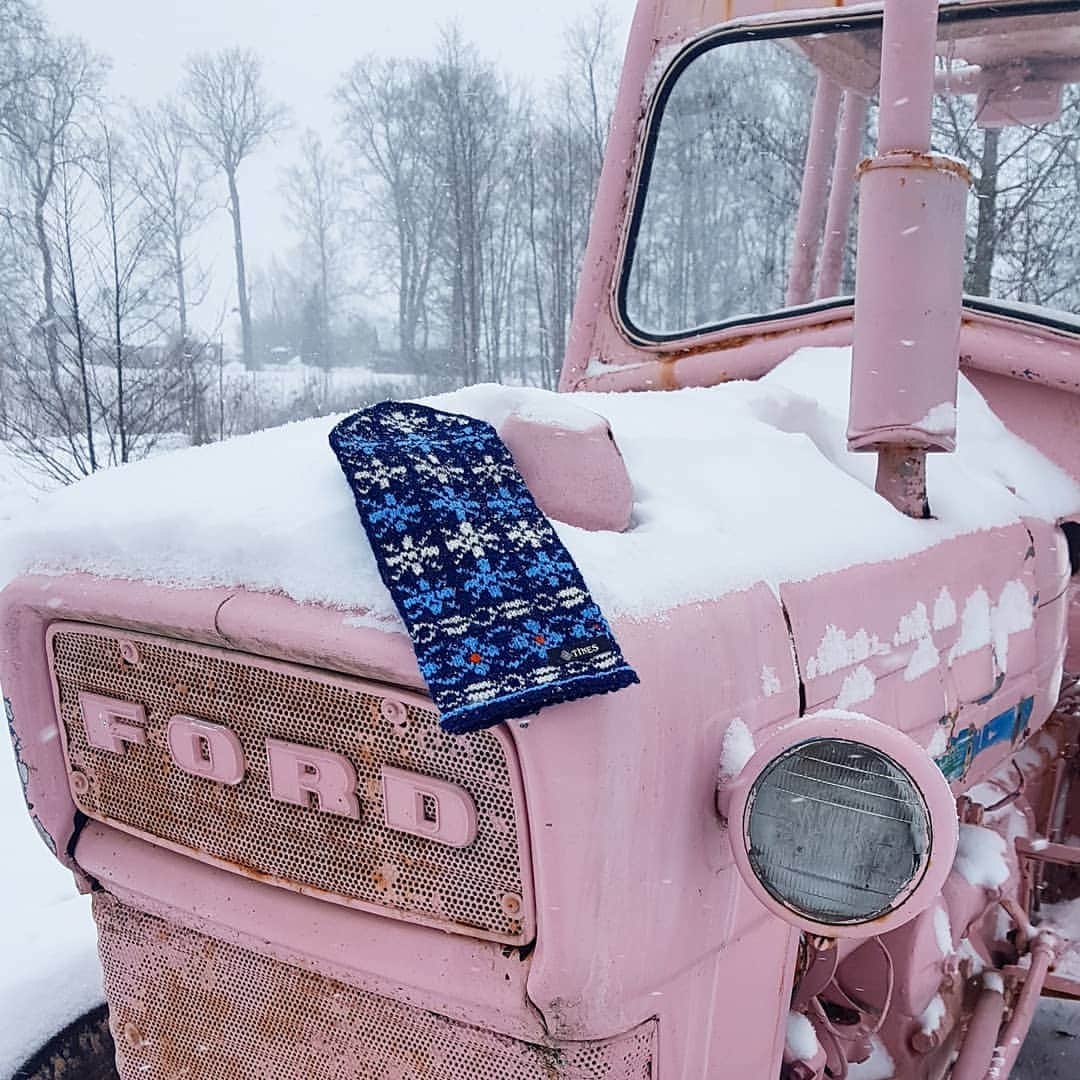 ティネスのインスタグラム：「Pink or blue? 🤔 This time we are not talking about mittens, but tractors 🚜😁  This gorgeous mitten pair for men is ready to ship!  Hand- knitted by Latvian grandmother 😉🙌🇱🇻 100% wool yarn.  Order on WWW.TINES.LV WORLDWIDE SHIPPING」