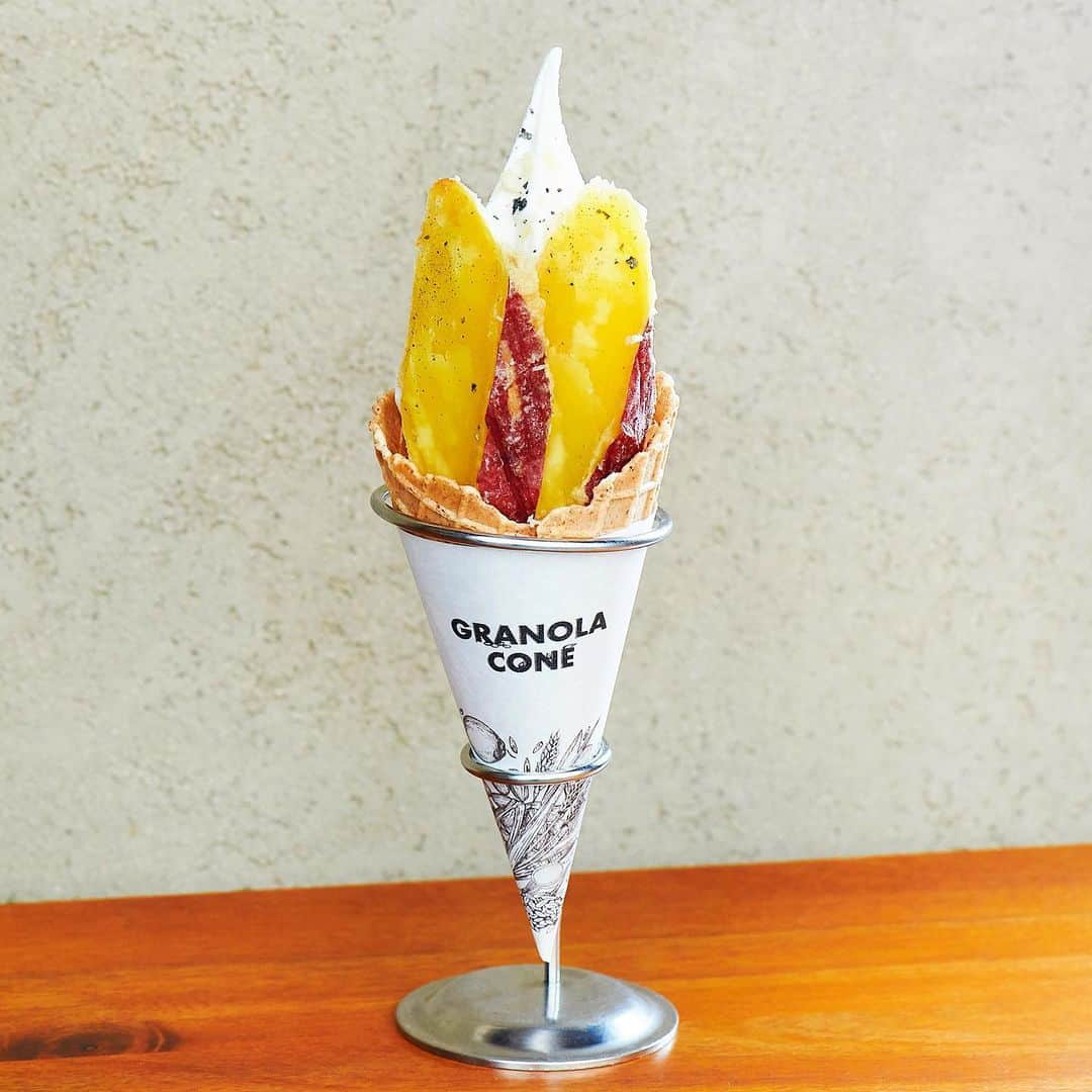 Hanako公式さんのインスタグラム写真 - (Hanako公式Instagram)「箱入りのいも天ぷらは冷めてもおいしい🍦  〈 Tempura Motoyoshi いも 〉の「塩そふと丸十」 〈天ぷら元吉〉がオープンさせた、テイクアウト専門店の看板メニューは、本店と同じ油を使って1時間以上じっくりと火入れしたさつま芋に塩ソフトクリームを合わせた逸品。「さくさくと快音弾ける天ぷらの食感、さつま芋の甘み、ソフトクリームのまろやかさ。一つでも欠けると成立しない、黄金比率とも言うべきバランス感です」650円（税込）  〈 Tempura Motoyoshi いも 〉 ■東京都渋谷区代官山町20-6 ■12：00～16：30 ■月休  Contributor：きょん。／インスタグラマー&キュレーター  #Hanako #Hanako_magazine #おうちカフェ #テイクアウトスイーツ #おやつの時間 #おうちごはん #カフェごはん #コーヒーのある暮らし #芋好き # #パフェ #アイス部 #ソフトクリーム好き  #バターサンド #コンビニスイーツ #クッキー缶 #パフェ好き #天ぷら元吉 #塩そふと丸十 #TempuraMotoyoshiいも」2月16日 21時58分 - hanako_magazine