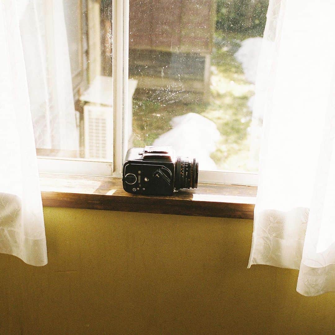kazuyukikawaharaさんのインスタグラム写真 - (kazuyukikawaharaInstagram)「🎞portra400×📷Hasselblad500C/M  僕はどんな時も首からこのカメラをぶら下げて、家族の写真を撮り続けてきた。きっとこれからも。でも、このカメラとフィルムがあったからこそ、カメラを持たないで物事を見ることの大切さも合わせて知った気がする。  #KodakCameraPhoto」2月16日 21時58分 - kazuyukikawahara