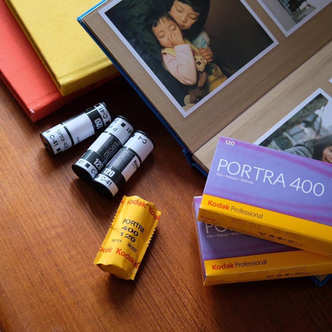 のインスタグラム：「🎞portra400×📷Hasselblad500C/M  僕はどんな時も首からこのカメラをぶら下げて、家族の写真を撮り続けてきた。きっとこれからも。でも、このカメラとフィルムがあったからこそ、カメラを持たないで物事を見ることの大切さも合わせて知った気がする。  #KodakCameraPhoto」