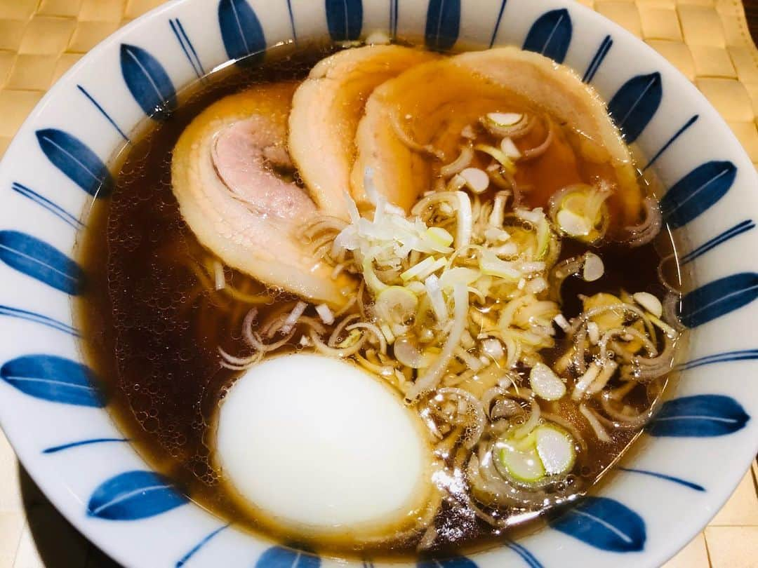 小柳“Cherry”昌法さんのインスタグラム写真 - (小柳“Cherry”昌法Instagram)「"おうちラーメン"わず！(^｡^) はい、そうです！ 生麺買ってきて我が家にて！！ww 初めて食べた"八王子ラーメン"！！ 見た目は濃いけれど 味はそこまでコッテリ感は無く ツルッと美味しくいただきました♪ ゴチでした！！ 😁 #小柳Cherry昌法 #drummer_cherry #ドラマー #八王子ラーメン」2月16日 21時59分 - cherry_drummer