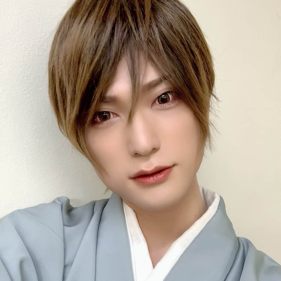 霜月紫のインスタグラム：「写真集「はなときず」 4月発売予定！」